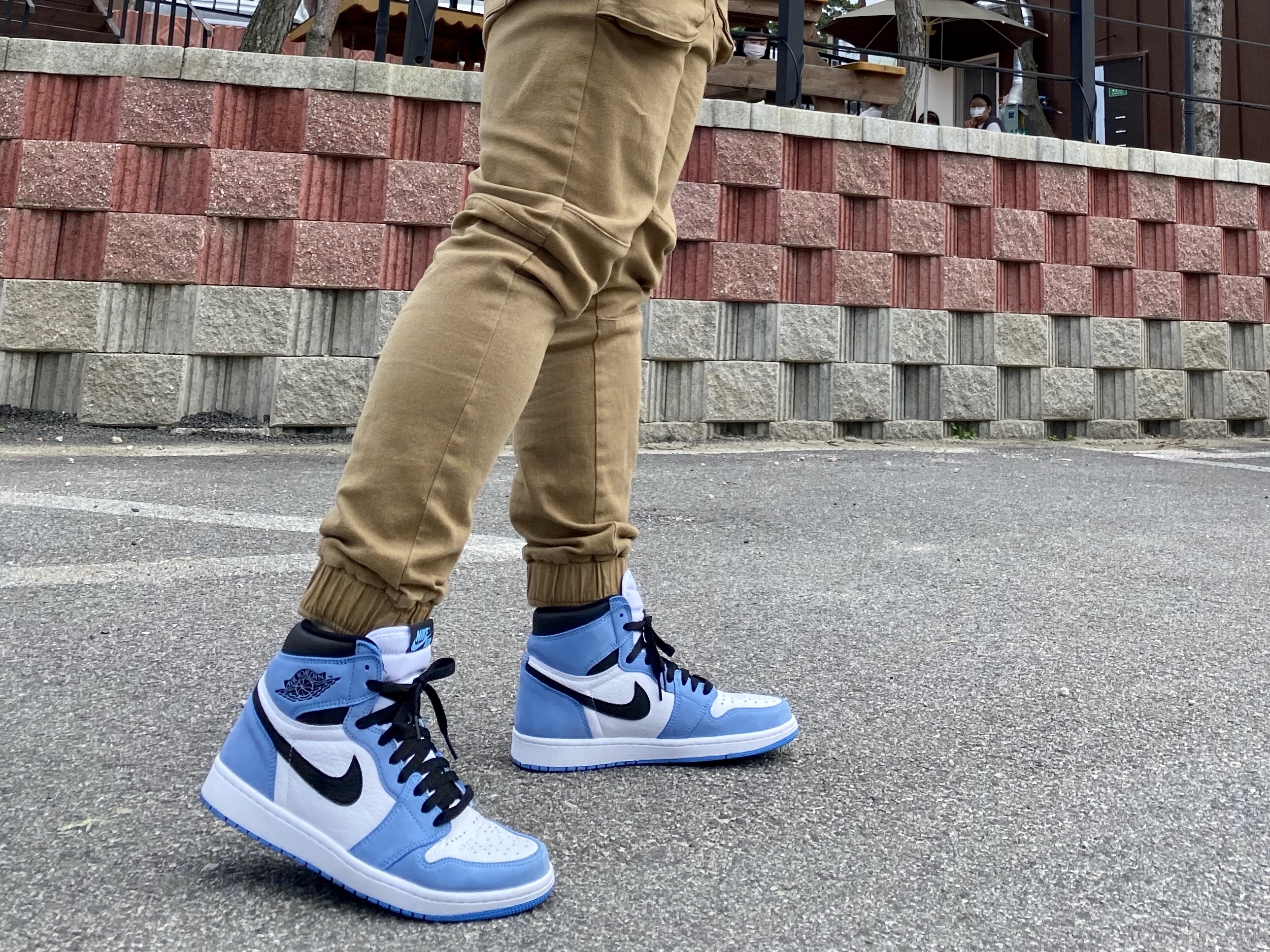 Jordan 1 Retro High OG University Blue 착용 스타일 - 1