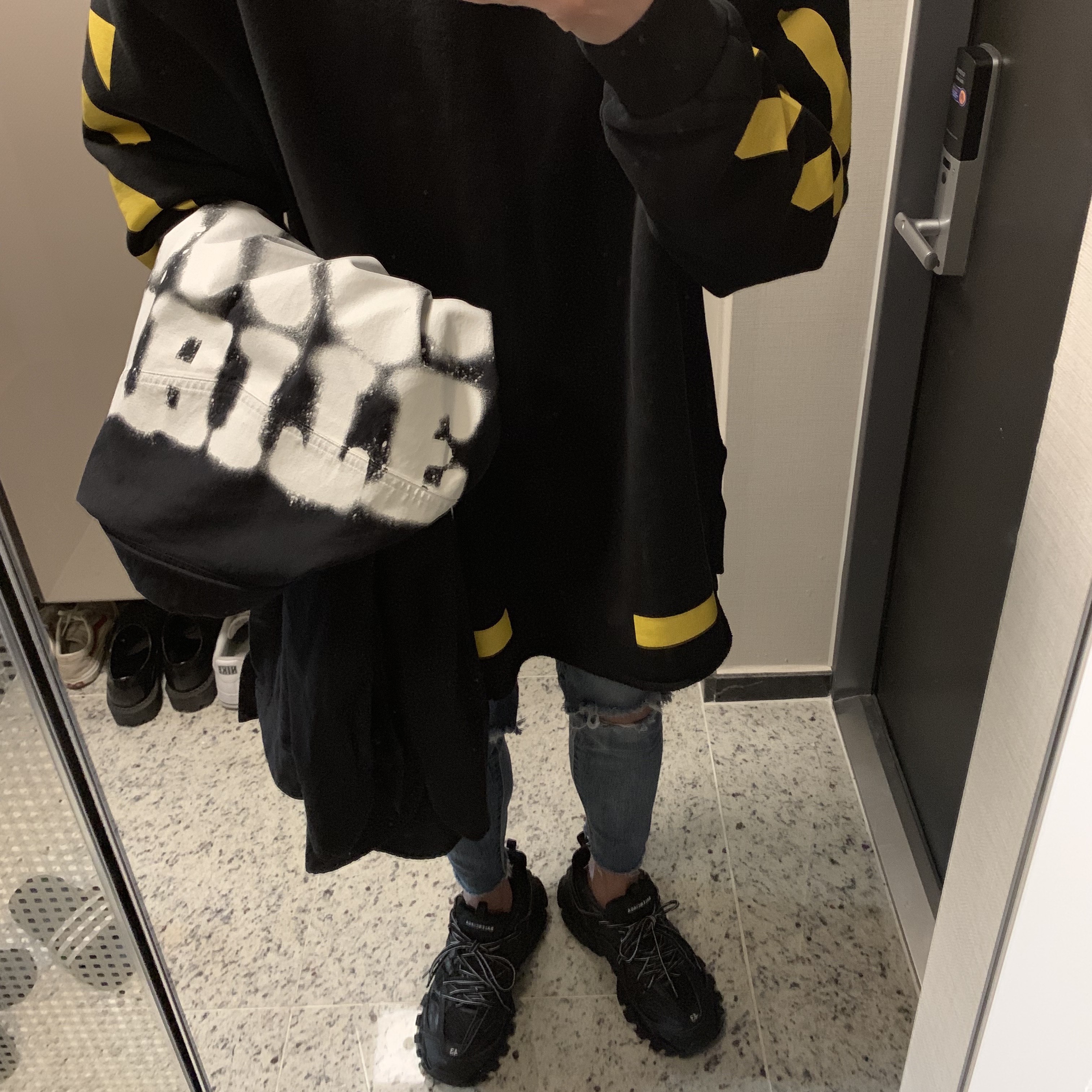 (W) Balenciaga Track Sneakers Triple Black 착용 스타일