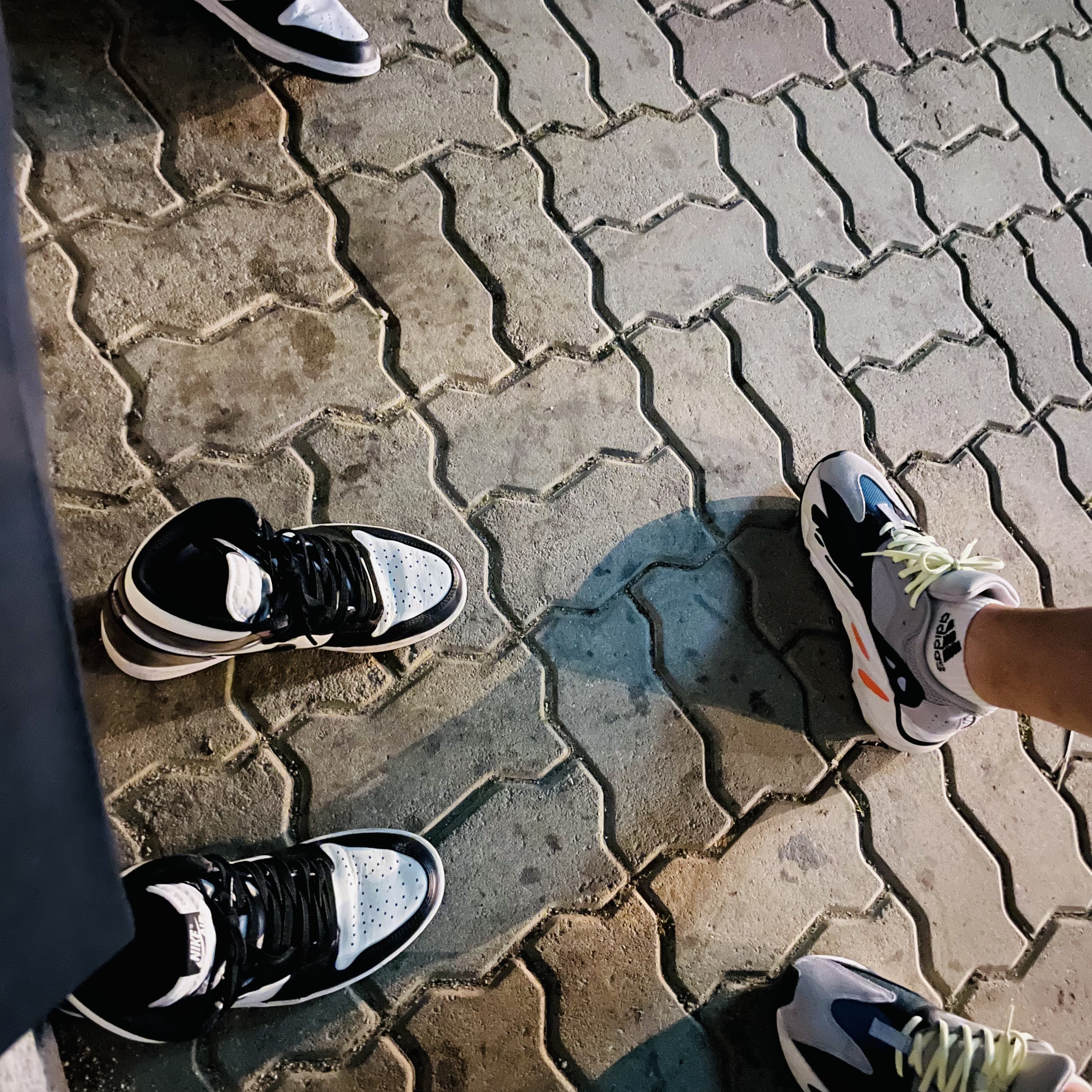 Jordan 1 Retro High OG Black Mocha, Adidas Yeezy Boost 700 Wave Runner Solid Grey 2017/2019 착용 스타일