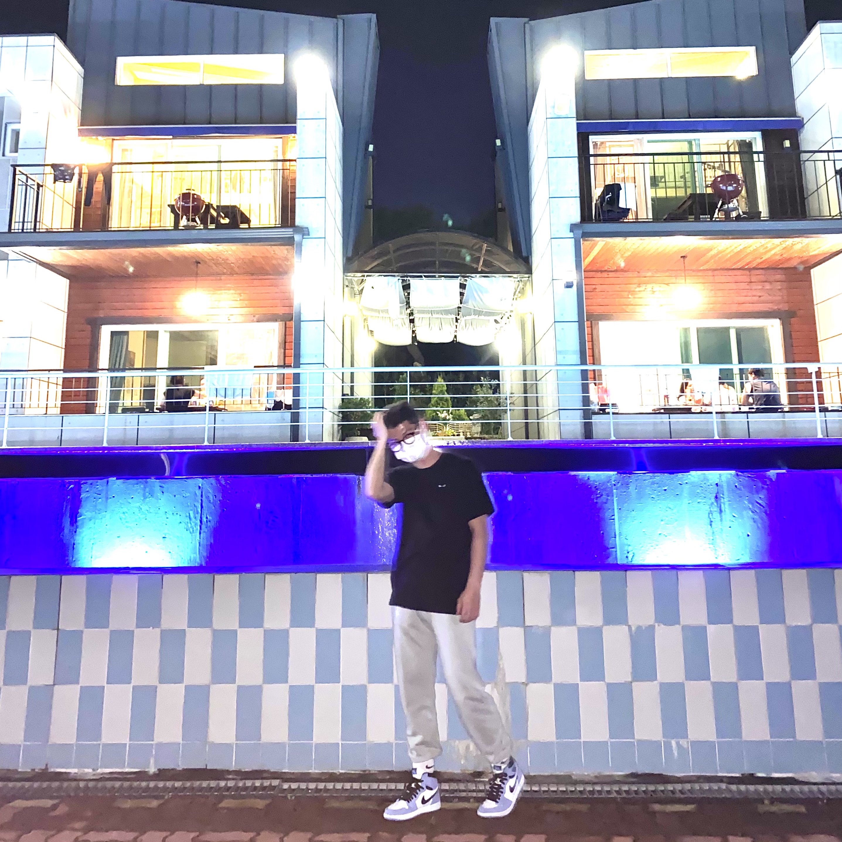 Play Comme des Garcons Black Heart T-Shirt Black, Jordan 1 Retro High OG University Blue 착용 스타일