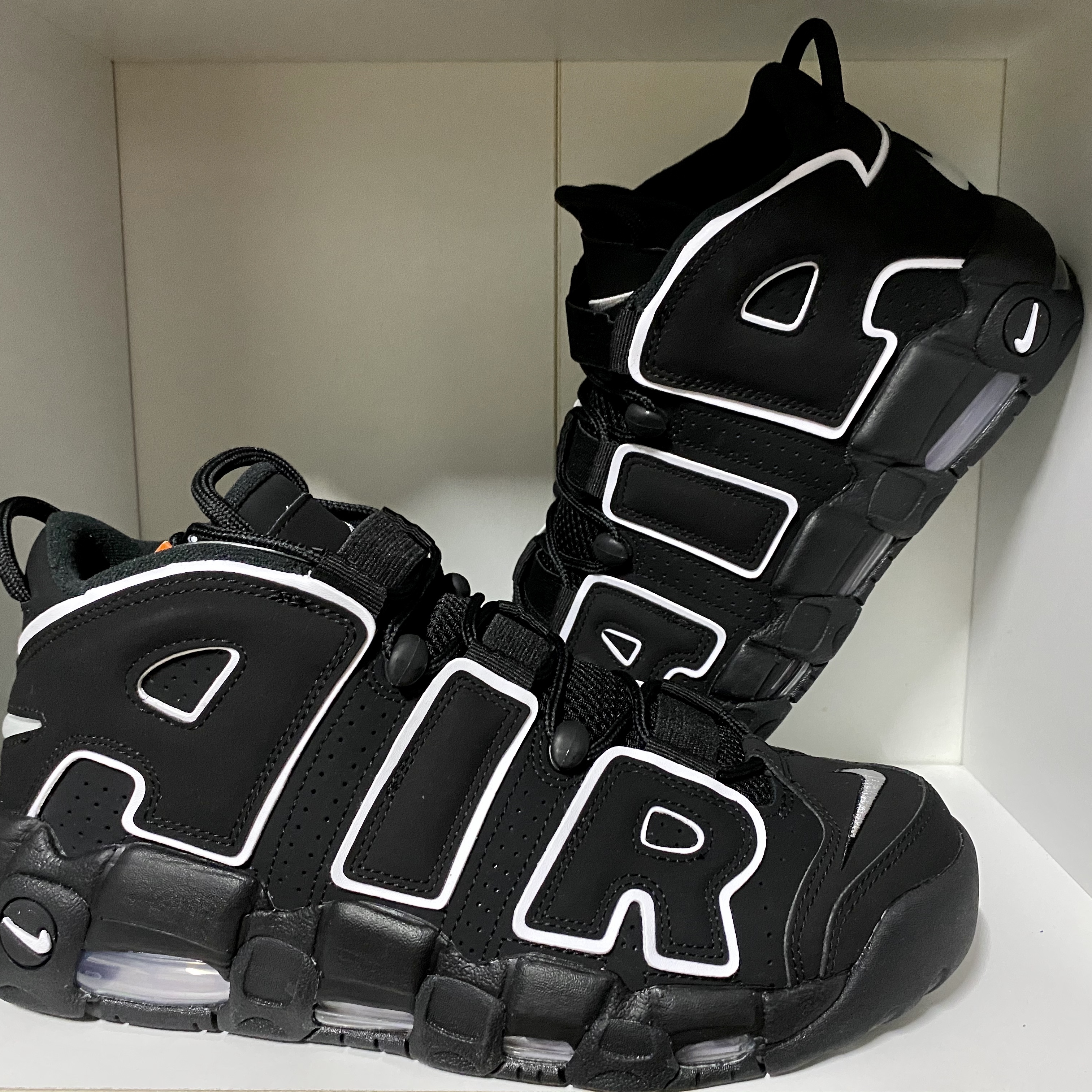 Nike Air More Uptempo Black White 2020 착용 스타일 - 3