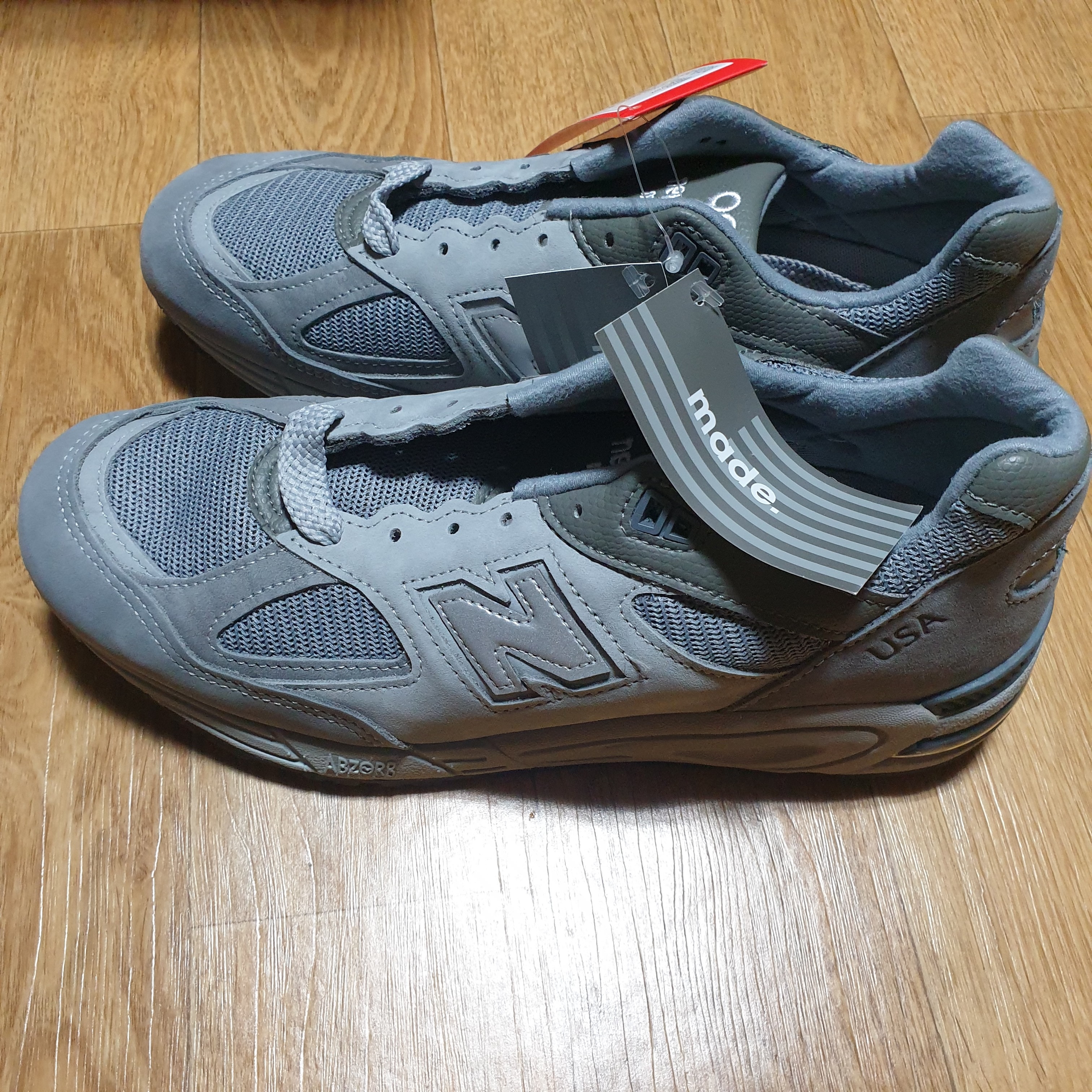 New Balance x WTAPS 990v2 Made in USA Grey 착용 스타일 - 2