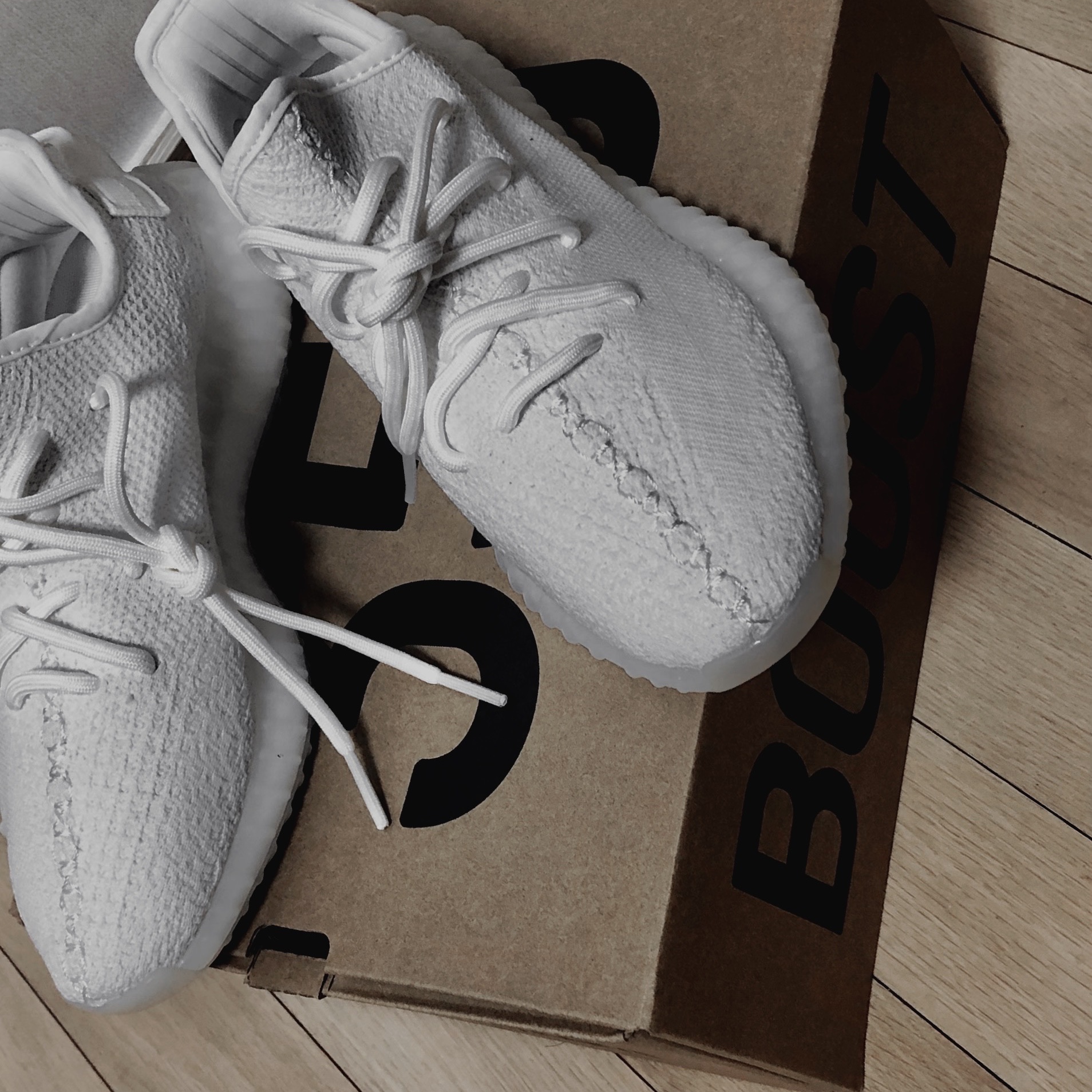Adidas Yeezy Boost 350 V2 Cream/Triple White 착용 스타일