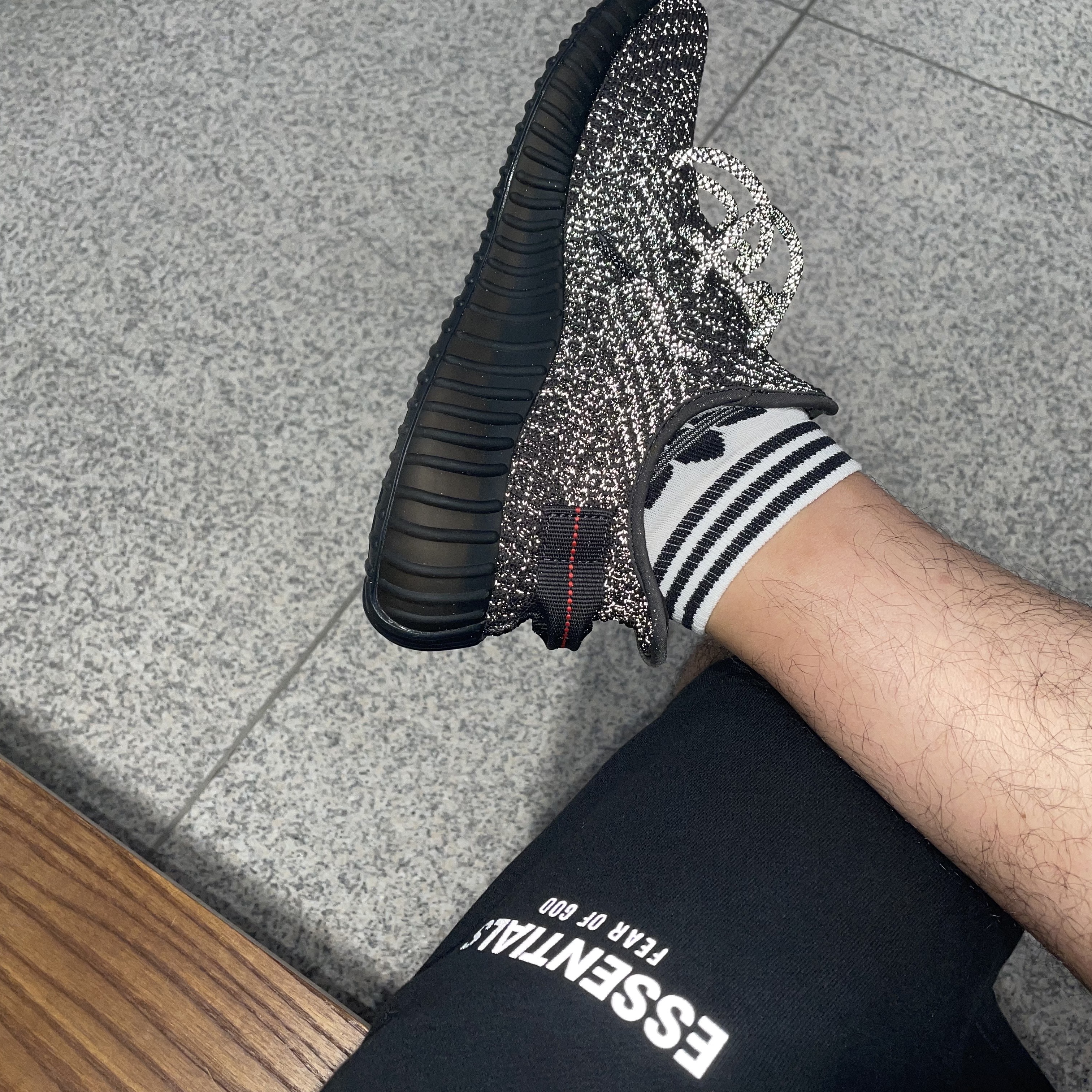 Adidas Yeezy Boost 350 V2 Black - Reflective, Essentials Sweatshorts Black - 21SS 착용 스타일 - 1
