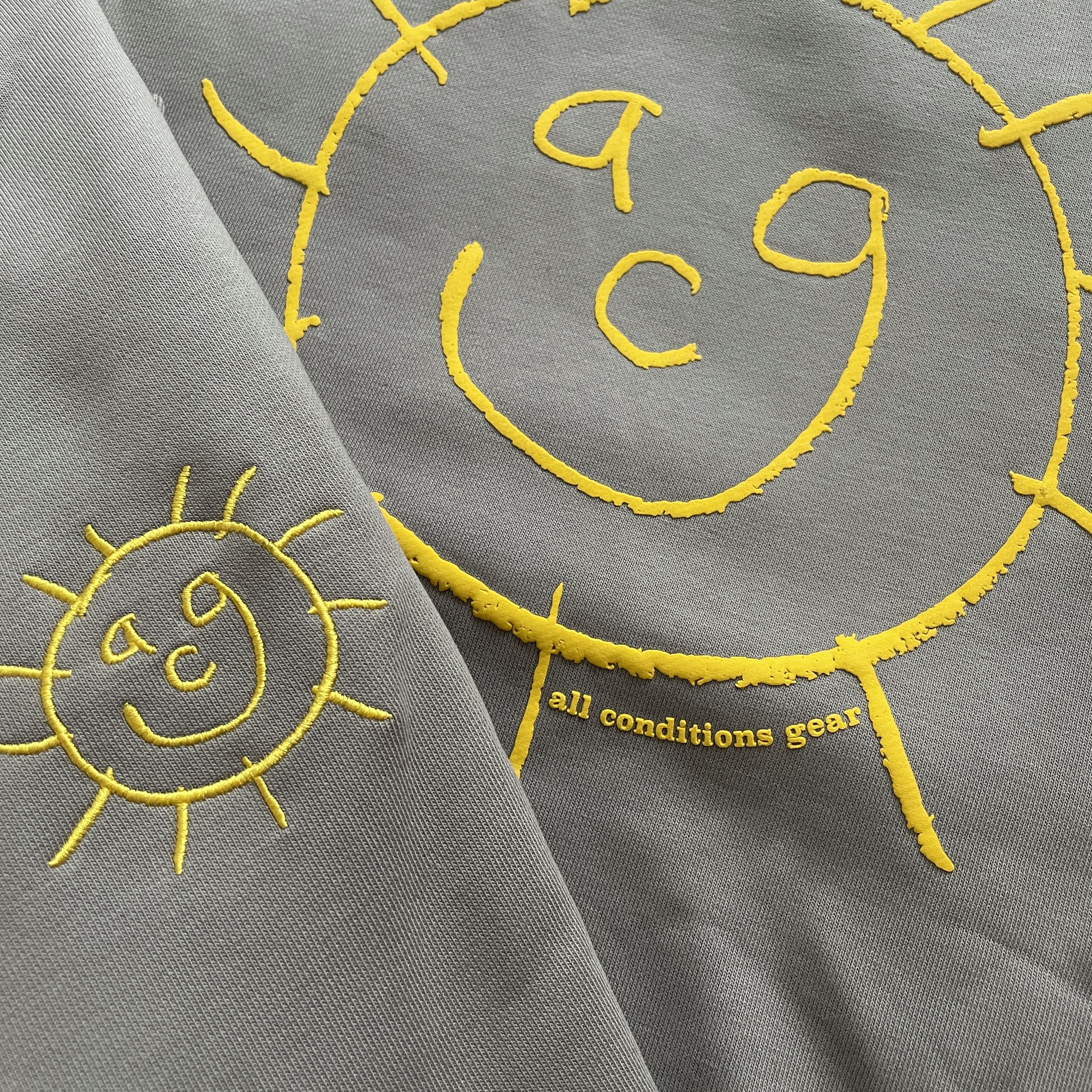 Nike ACG Sunshine Graphic Fleece Crew Moon Fossil 착용 스타일