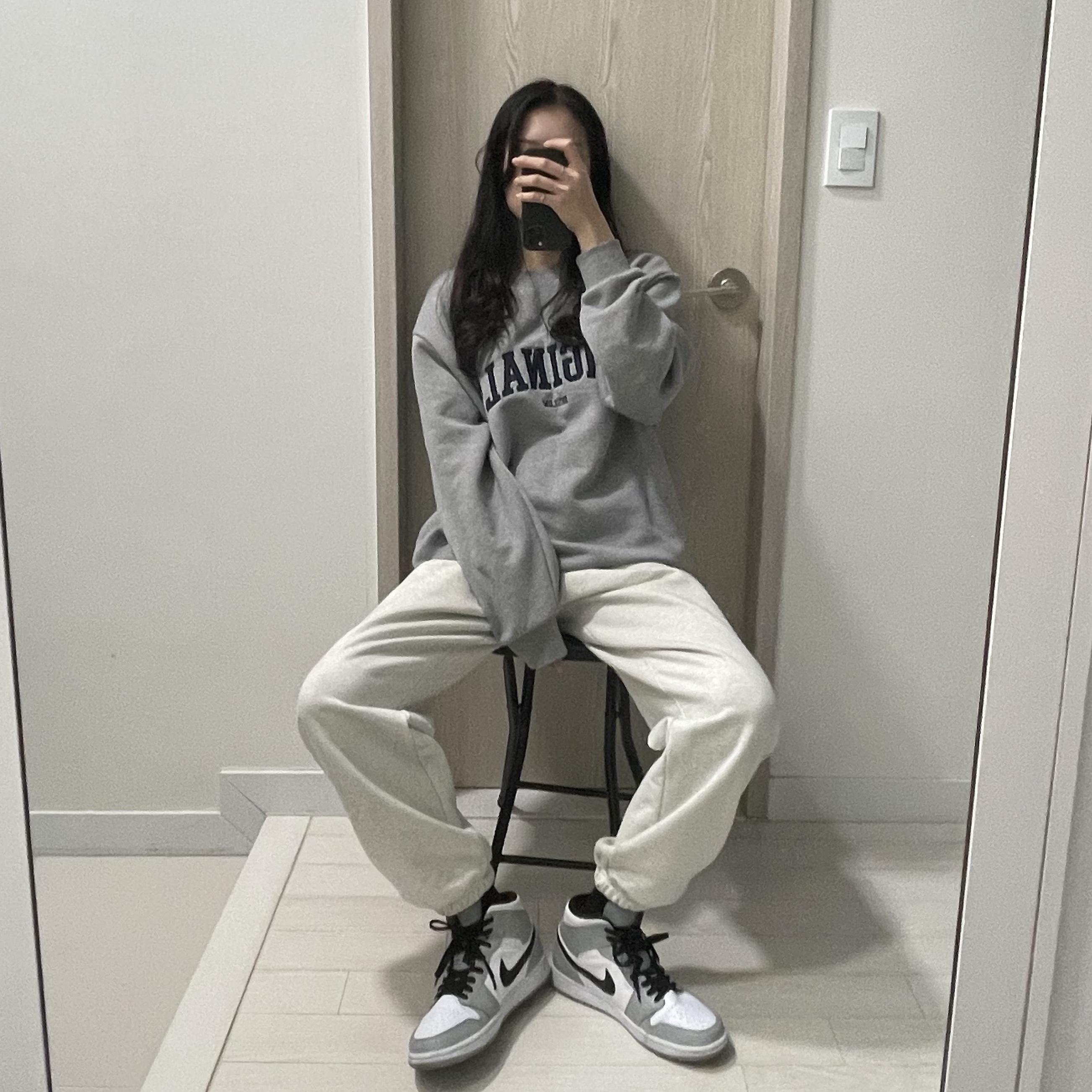 (GS) Jordan 1 Mid Light Smoke Grey 착용 스타일 - 2