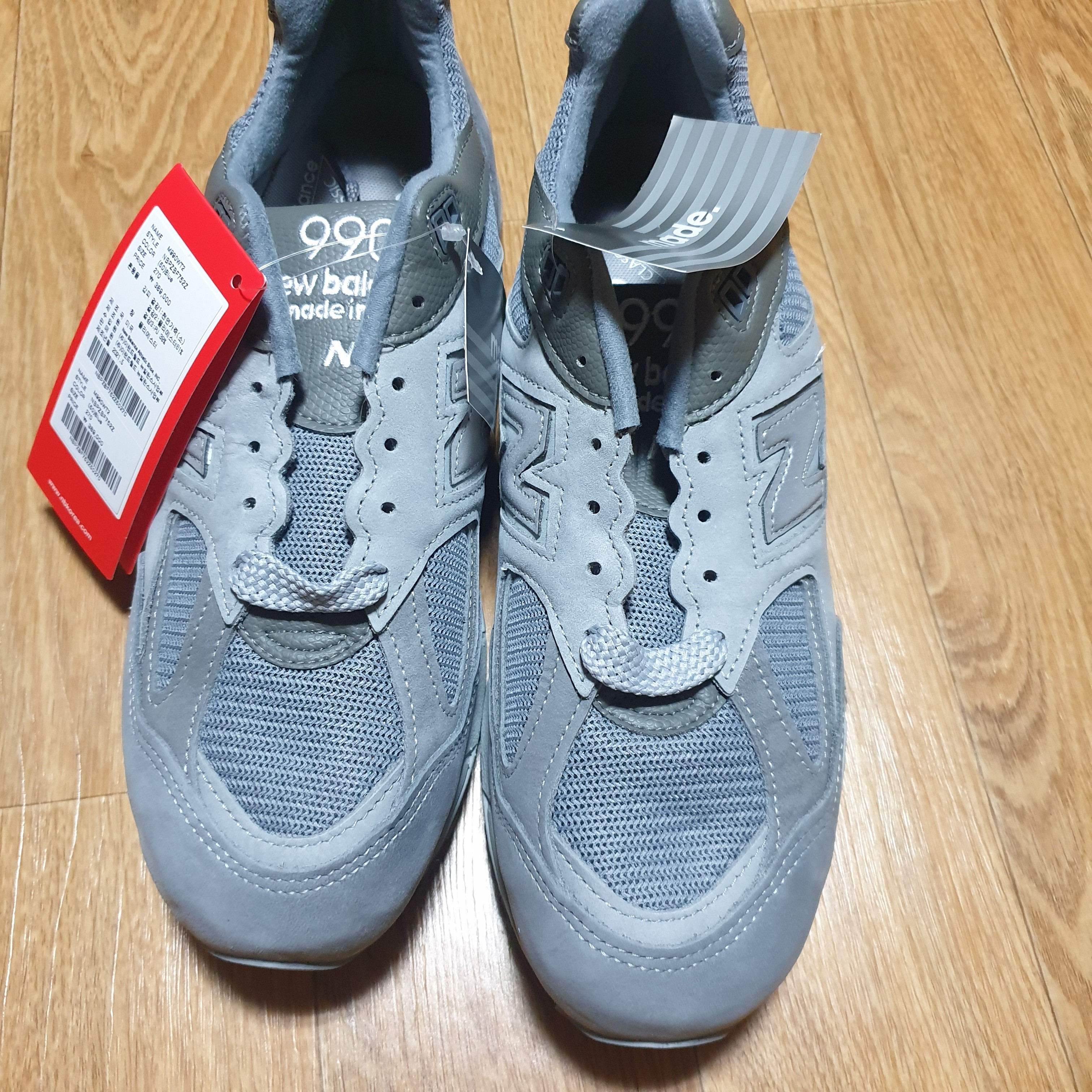 New Balance x WTAPS 990v2 Made in USA Grey 착용 스타일 - 1