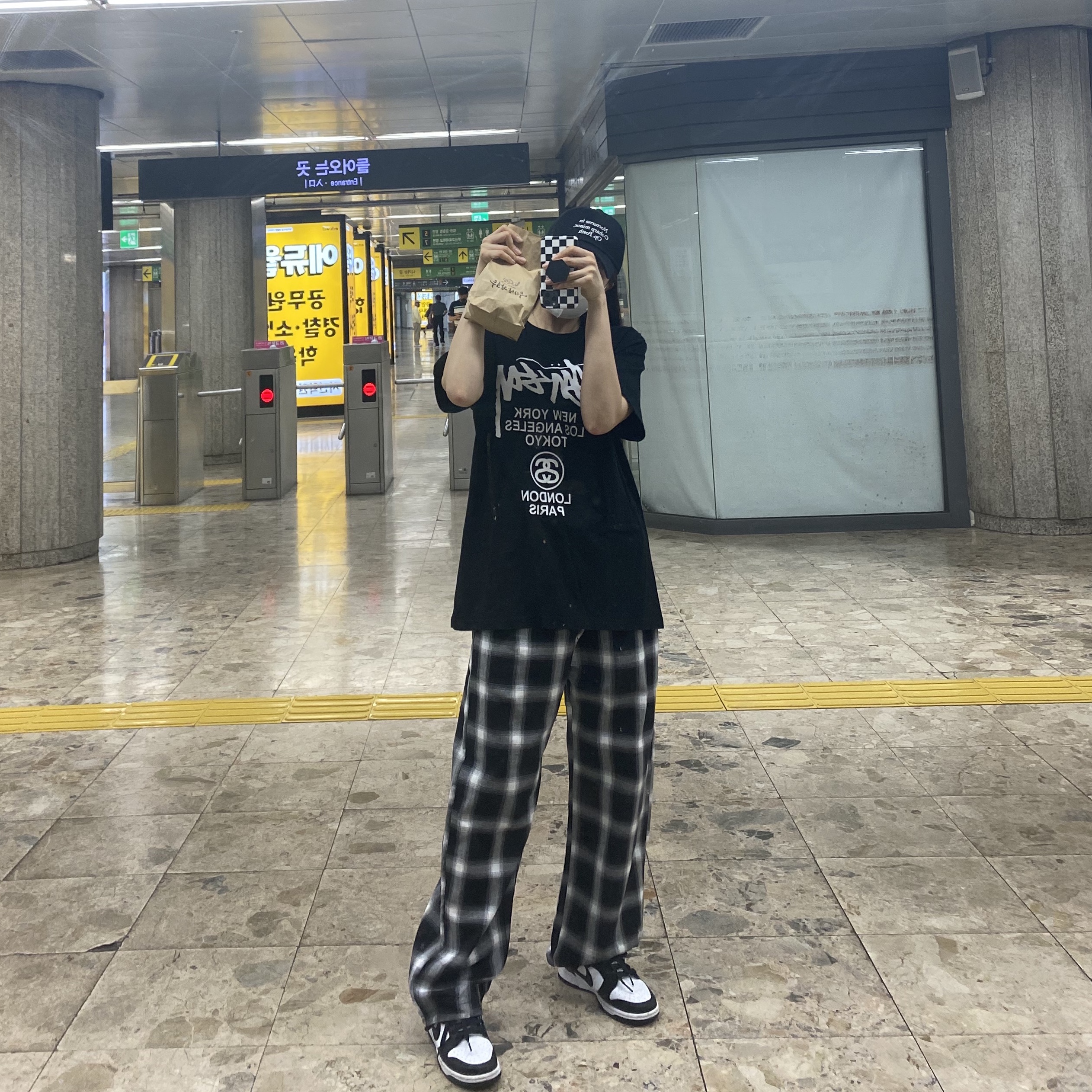 Nike Dunk Low Retro Black, Stussy World Tour T-Shirt Black 착용 스타일