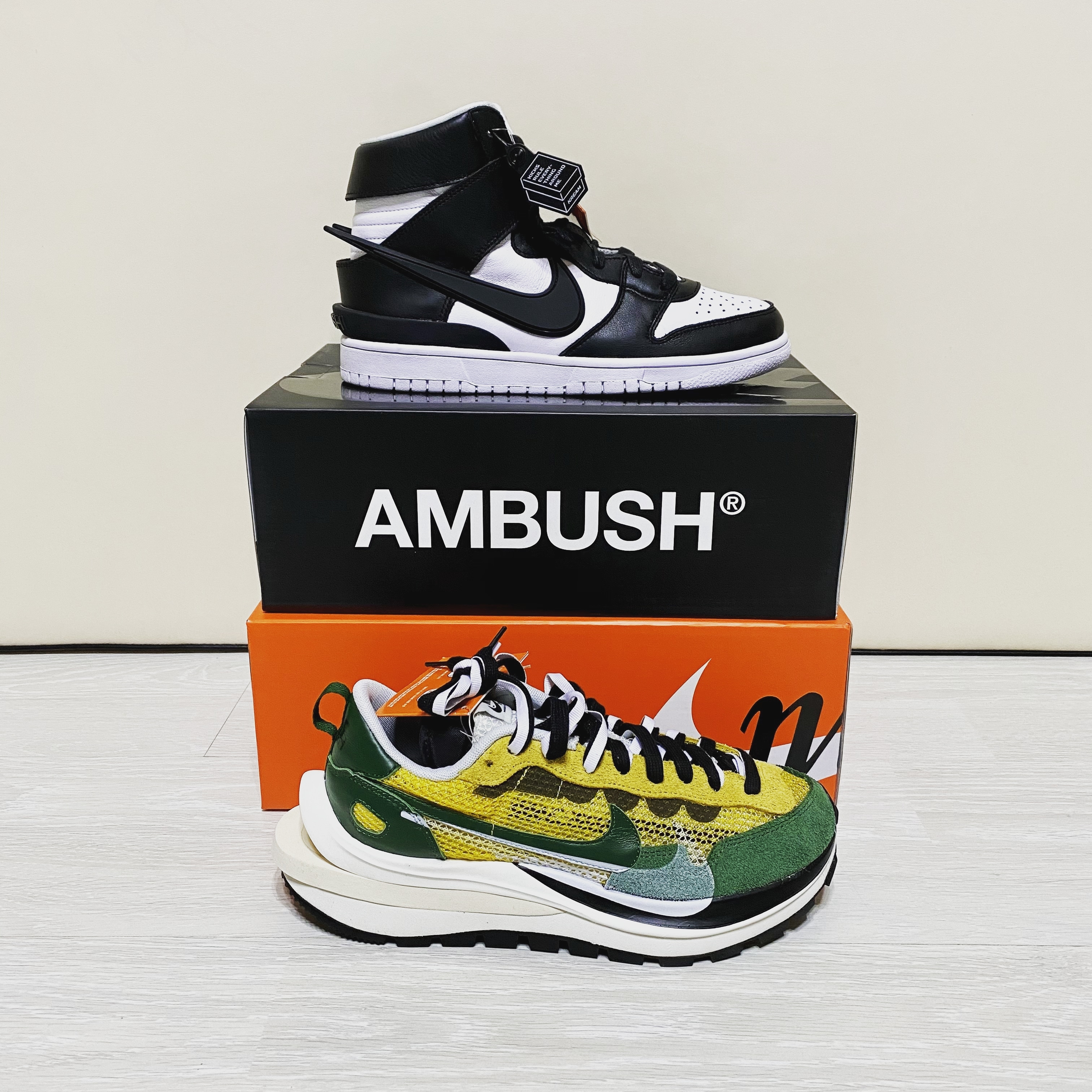Nike x Sacai VaporWaffle Tour Yellow & Gorge Green Sail, Nike x Ambush Dunk High Black 착용 스타일