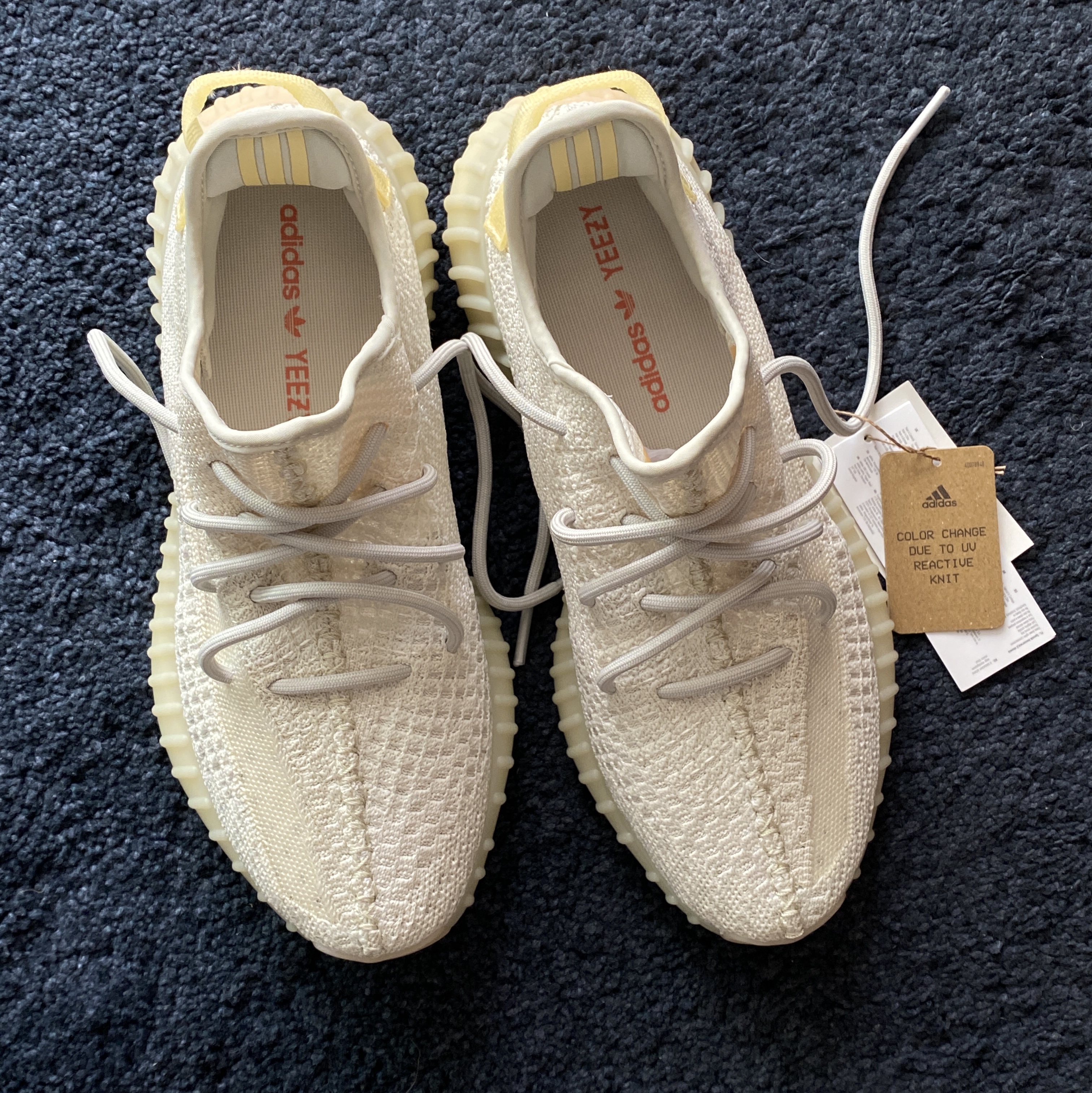 Adidas Yeezy Boost 350 V2 Light 착용 스타일 - 3