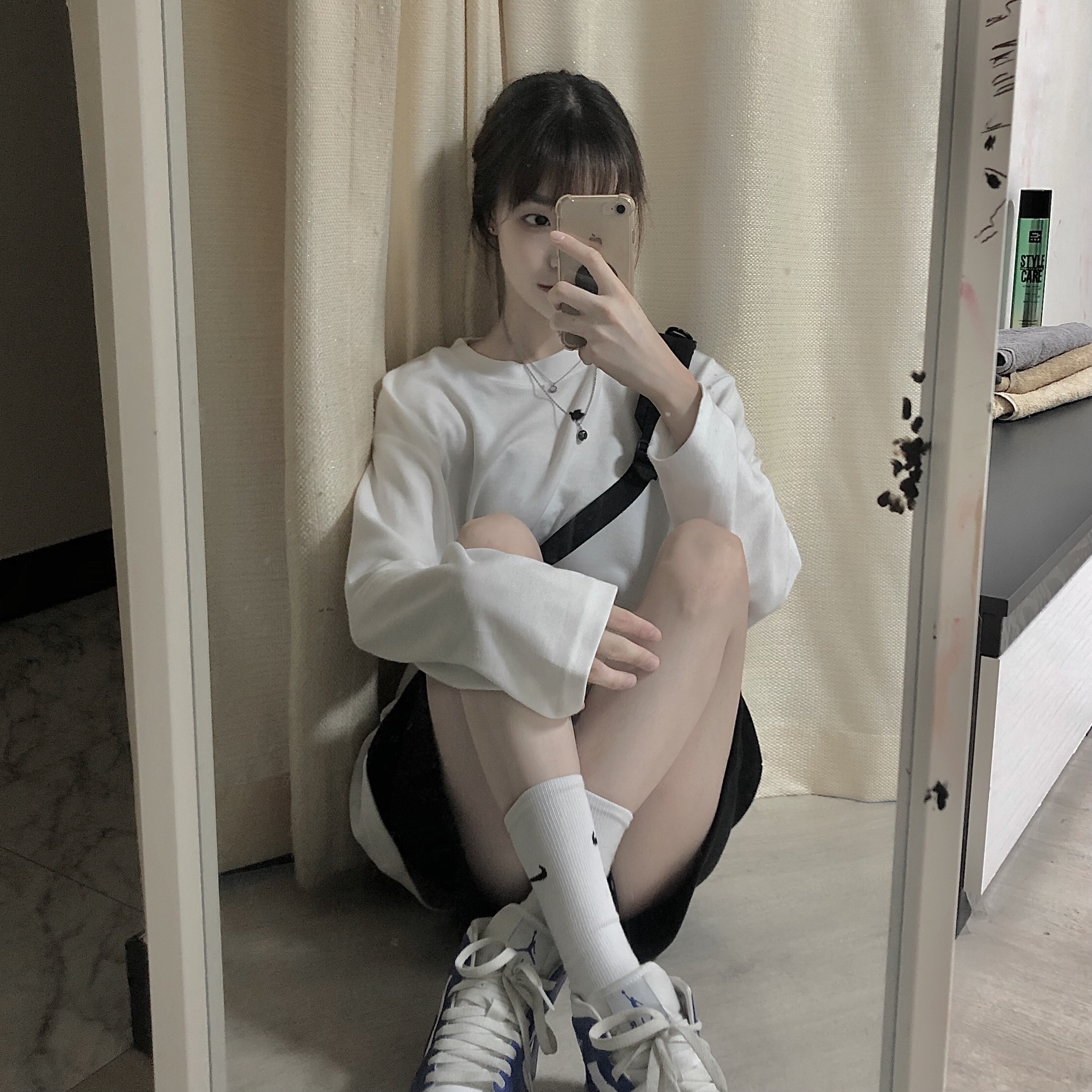 (W) Jordan 1 Mid White Hyper Royal 착용 스타일 - 3