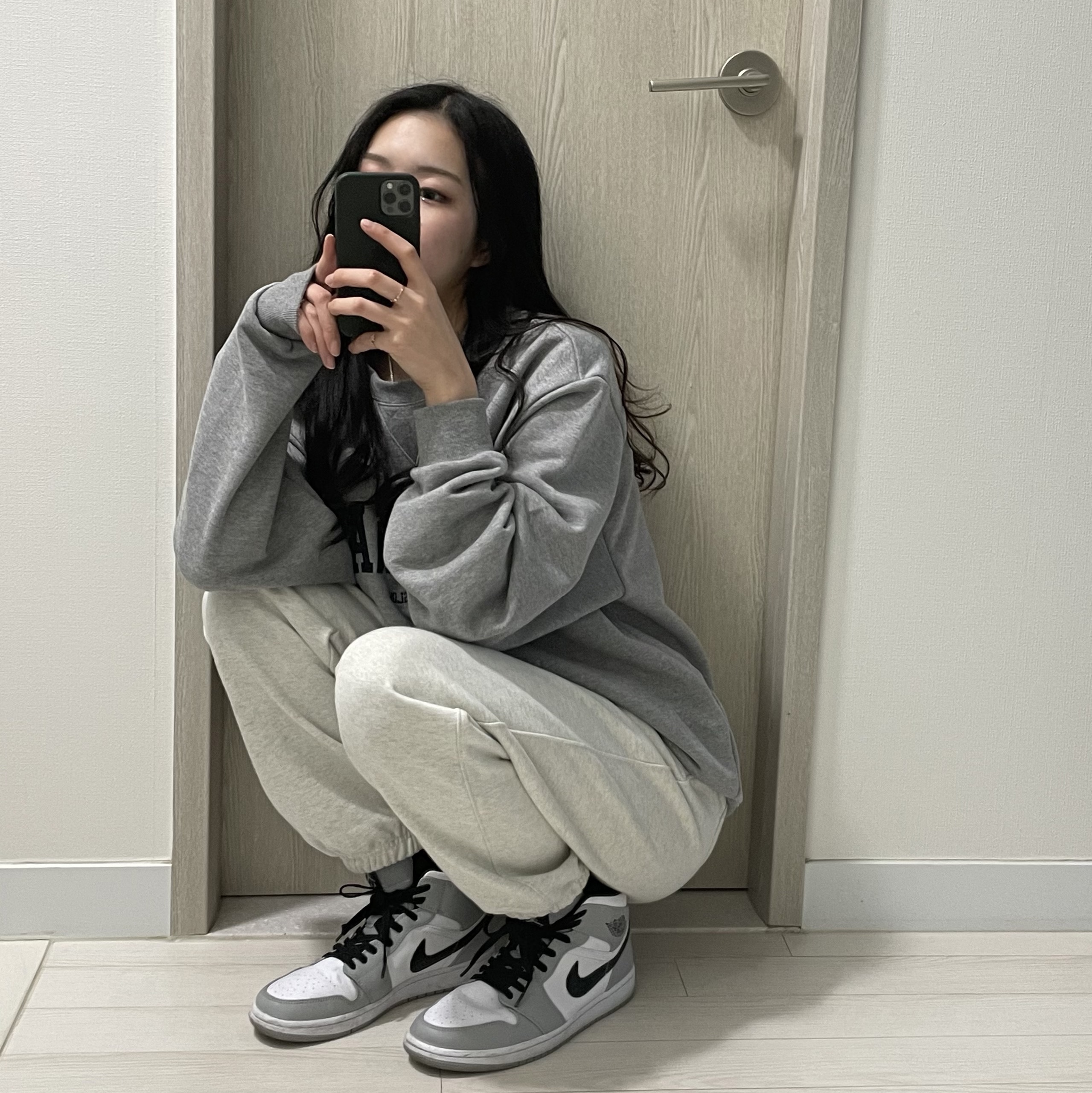 (GS) Jordan 1 Mid Light Smoke Grey 착용 스타일 - 1