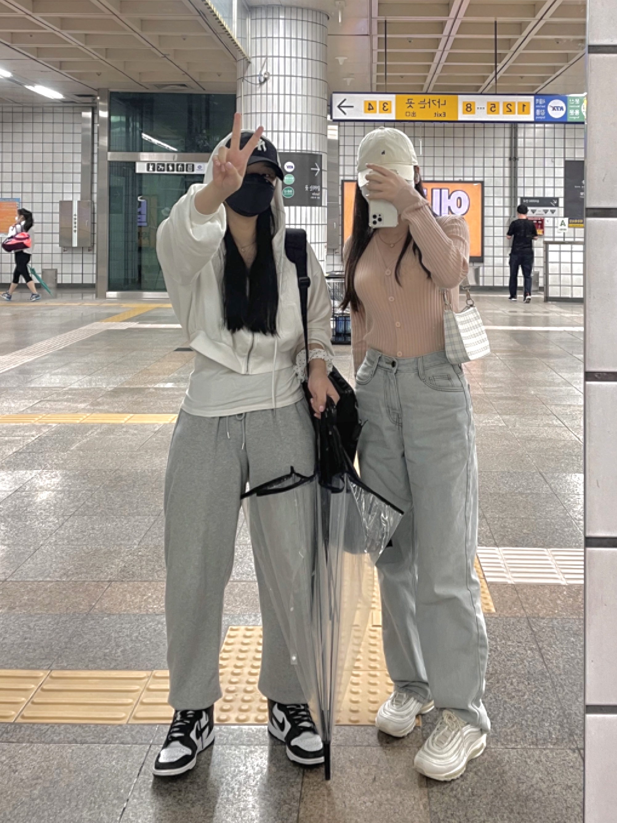 (W) Nike Dunk High Black and White, Nike Air Max 97 Triple White Wolf Grey 착용 스타일