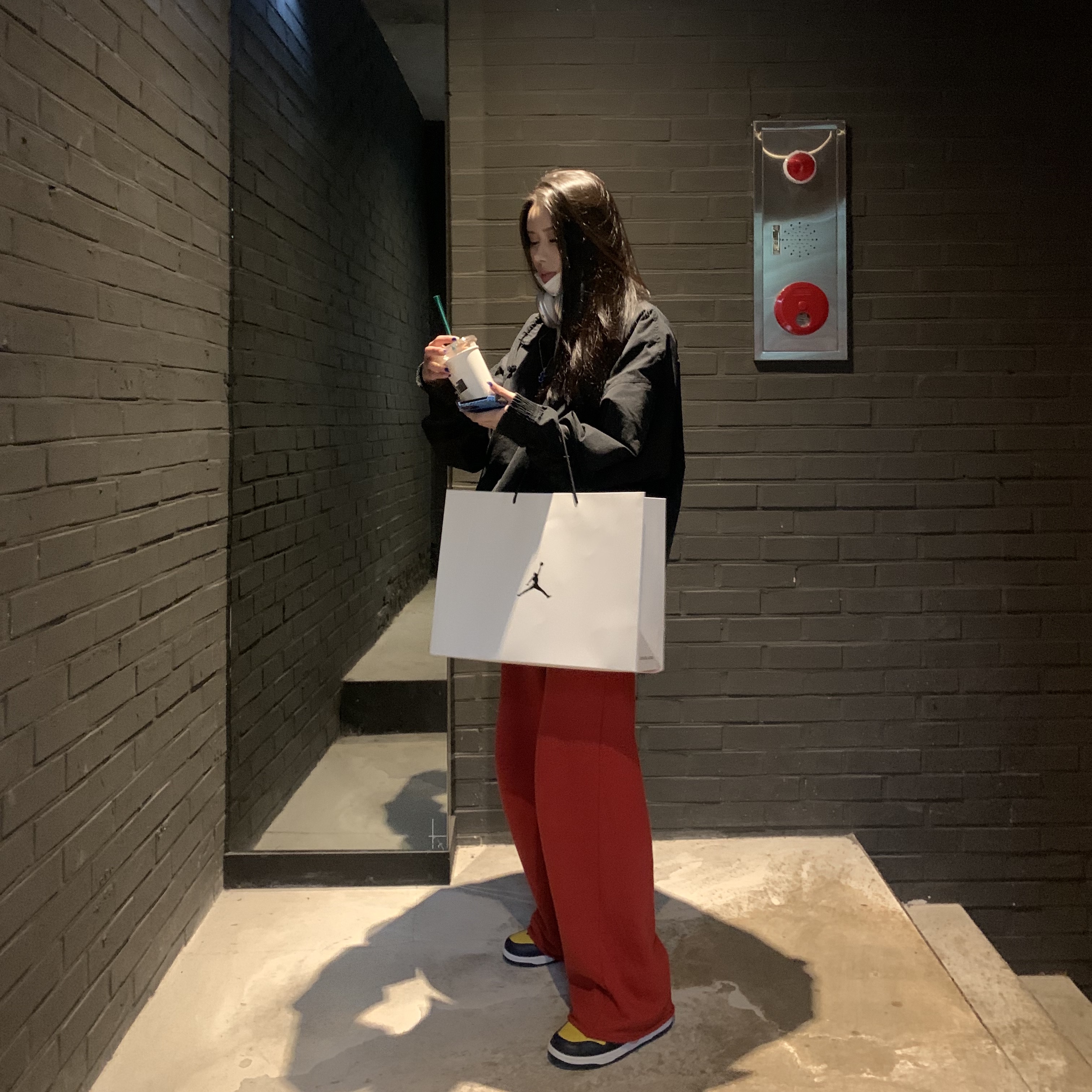 Jordan x Paris Saint-Germain Coach Jacket Black Infrared, Nike Dunk High SP Maize & Blue 착용 스타일