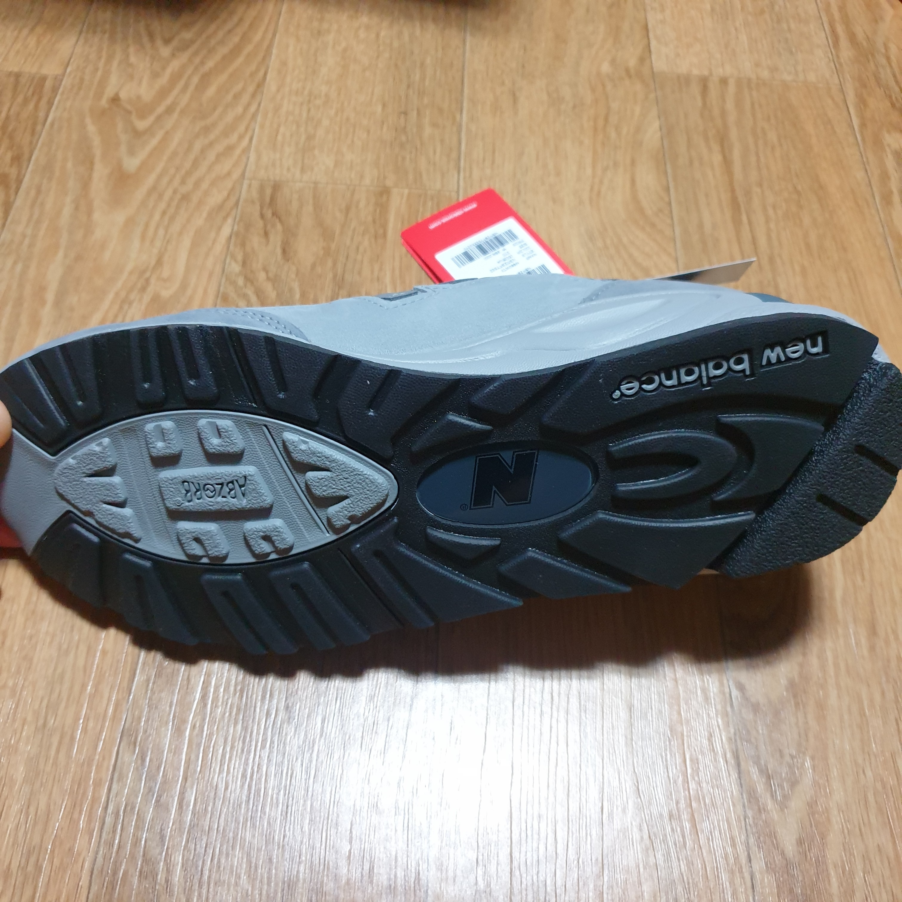 New Balance x WTAPS 990v2 Made in USA Grey 착용 스타일 - 3