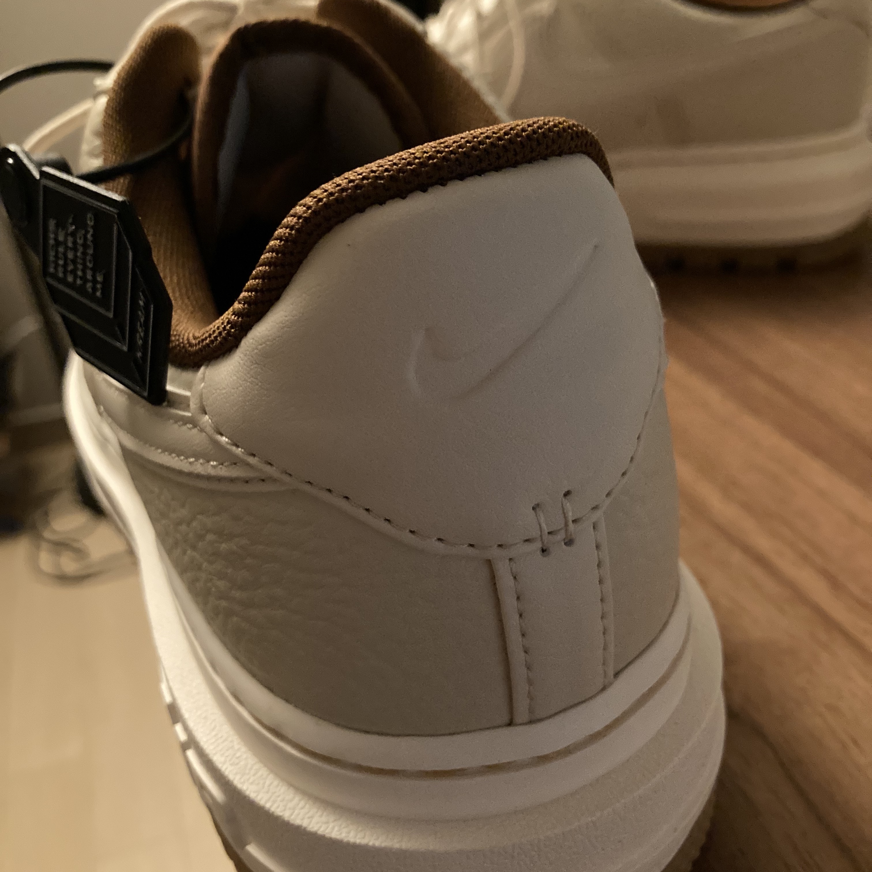 Nike Air Force 1 Luxe Pearl White 착용 스타일 - 3