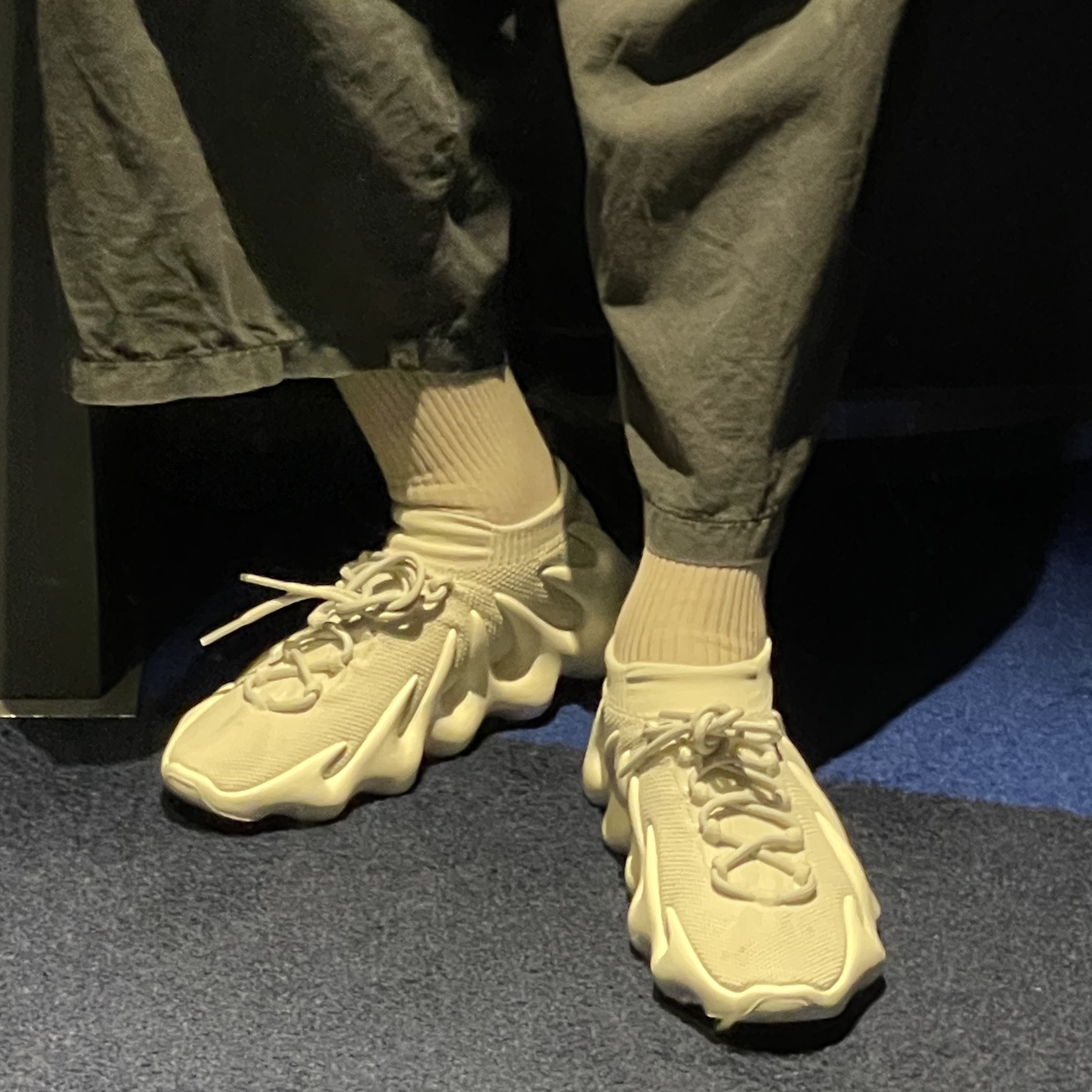 Adidas Yeezy 450 Cloud White 착용 스타일