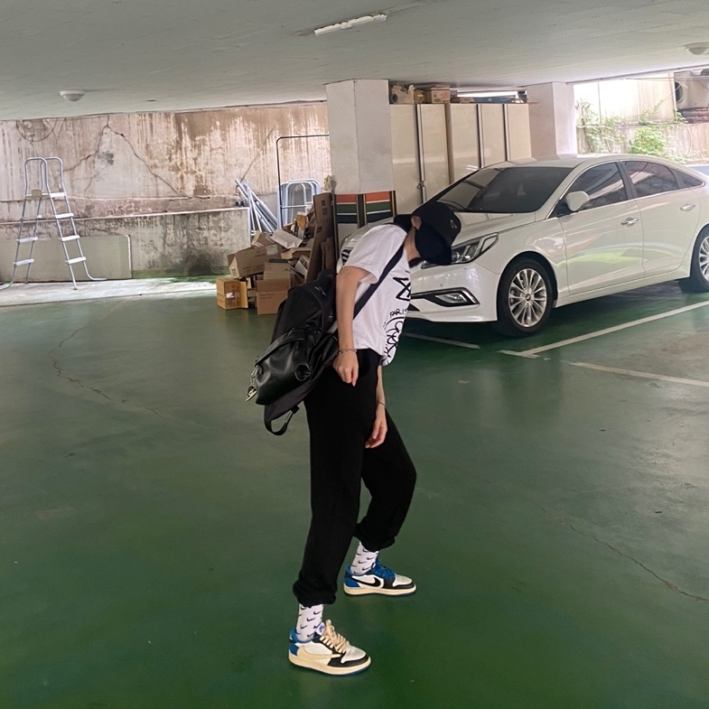 Jordan 1 x Travis Scott x Fragment Retro Low OG SP Military Blue, Stussy x Marc Jacobs 40 WT T-Shirt 착용 스타일