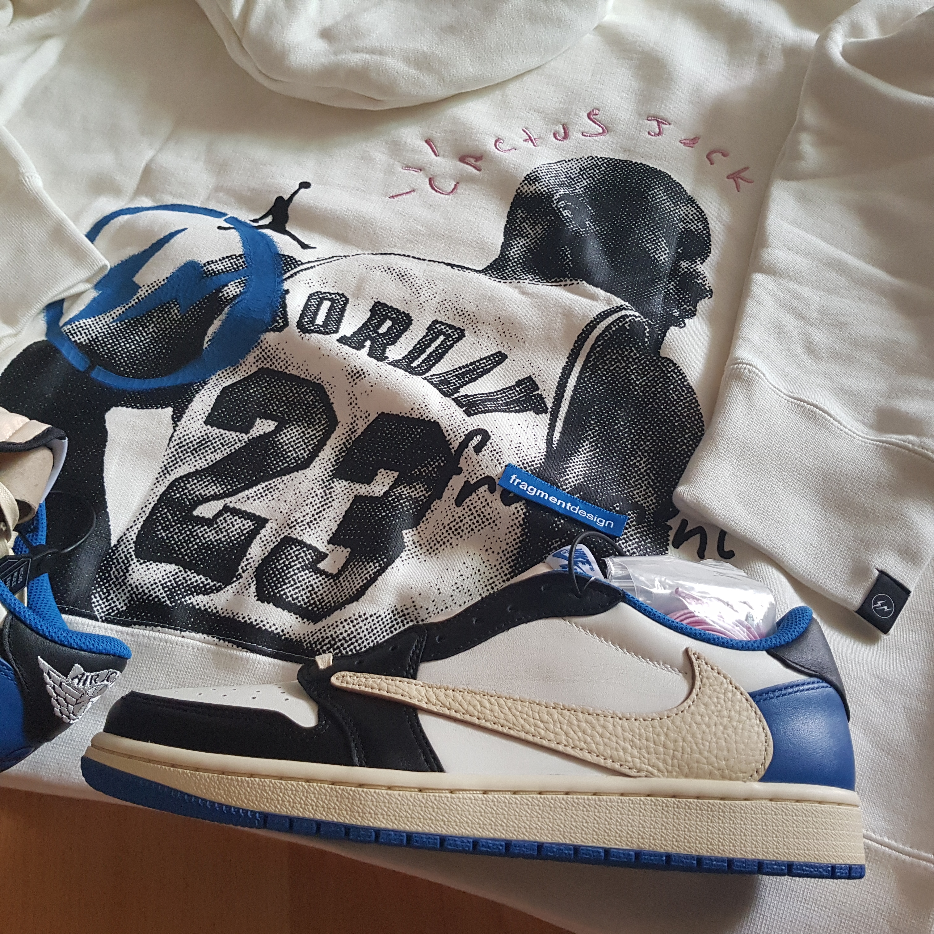 Jordan 1 x Travis Scott x Fragment Retro Low OG SP Military Blue, Jordan x Travis Scott x Fragment Hoodie Black (DJ0615-010) 착용 스타일 - 2