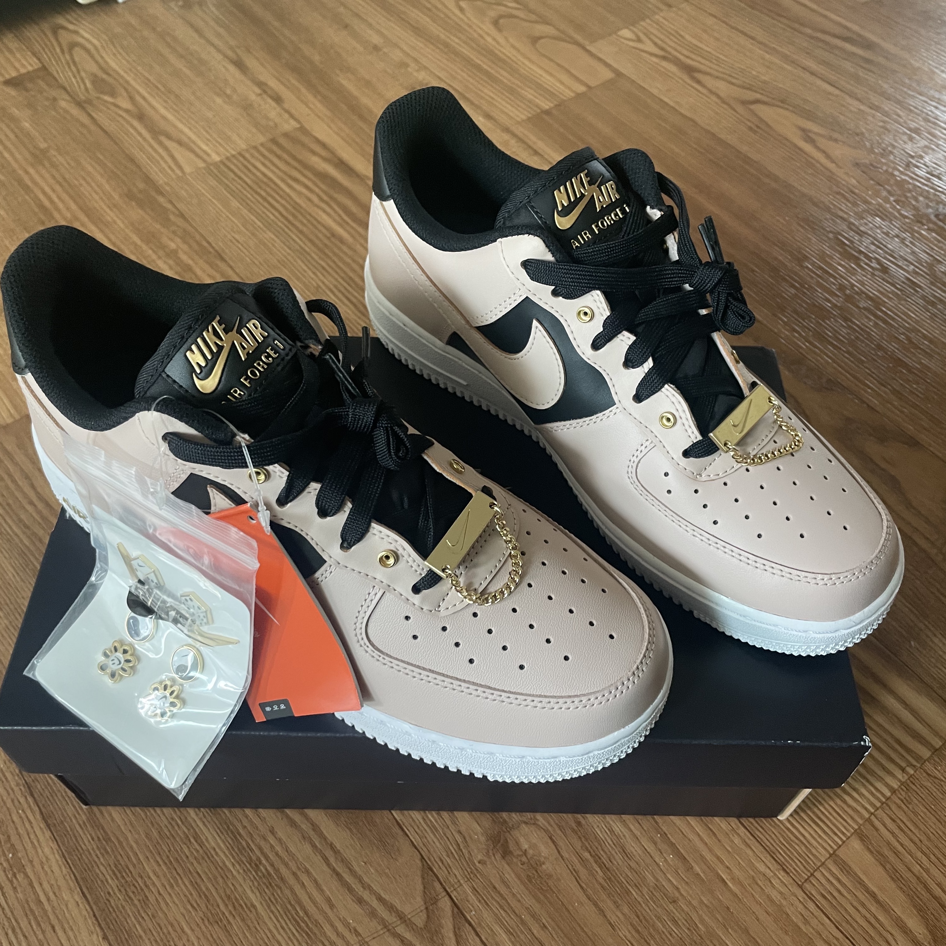 Nike Air Force 1 '07 PRM Touch Of Gold 착용 스타일