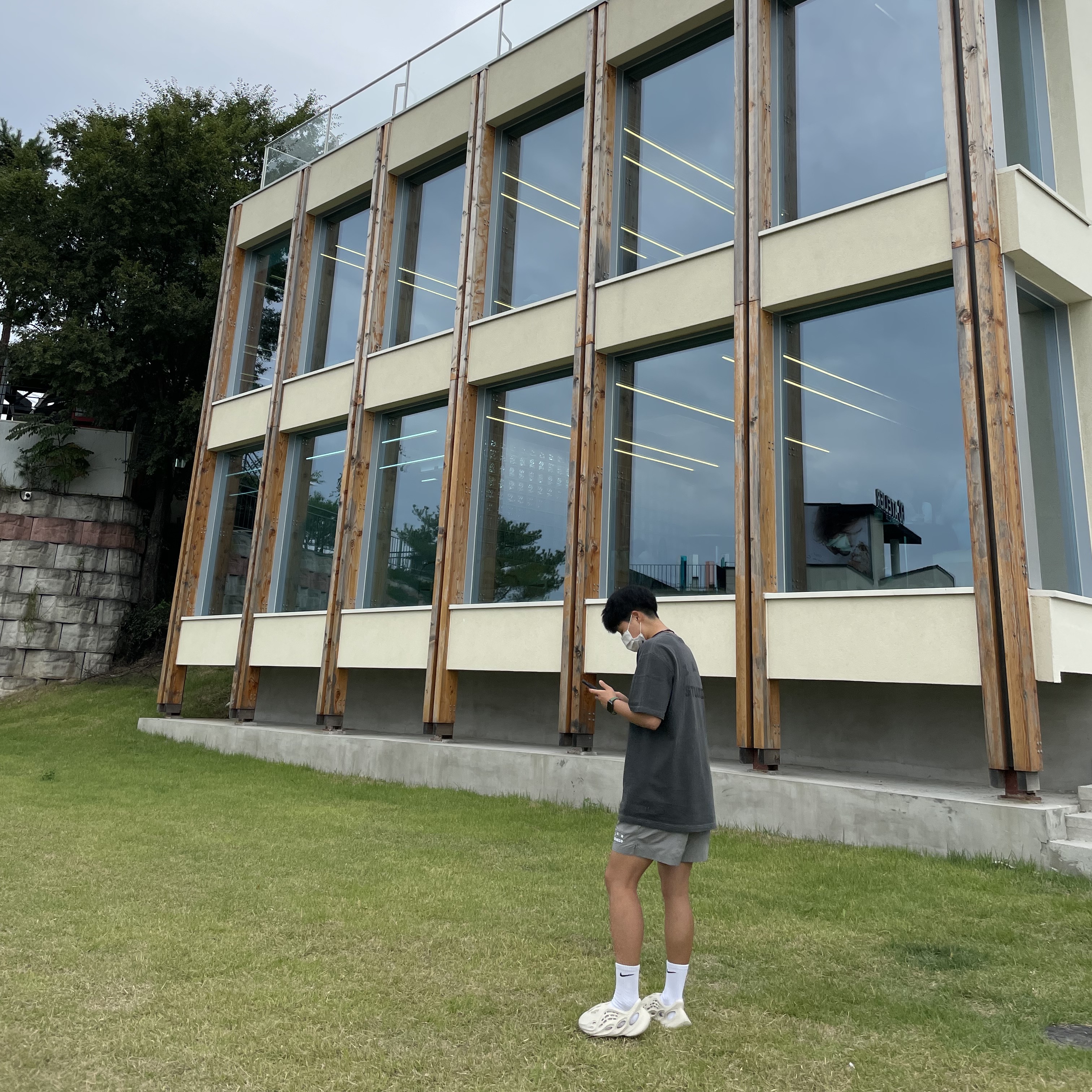 IAB Studio Pigment T-Shirt Black, IAB Studio Woven Shorts Gray 착용 스타일 - 2