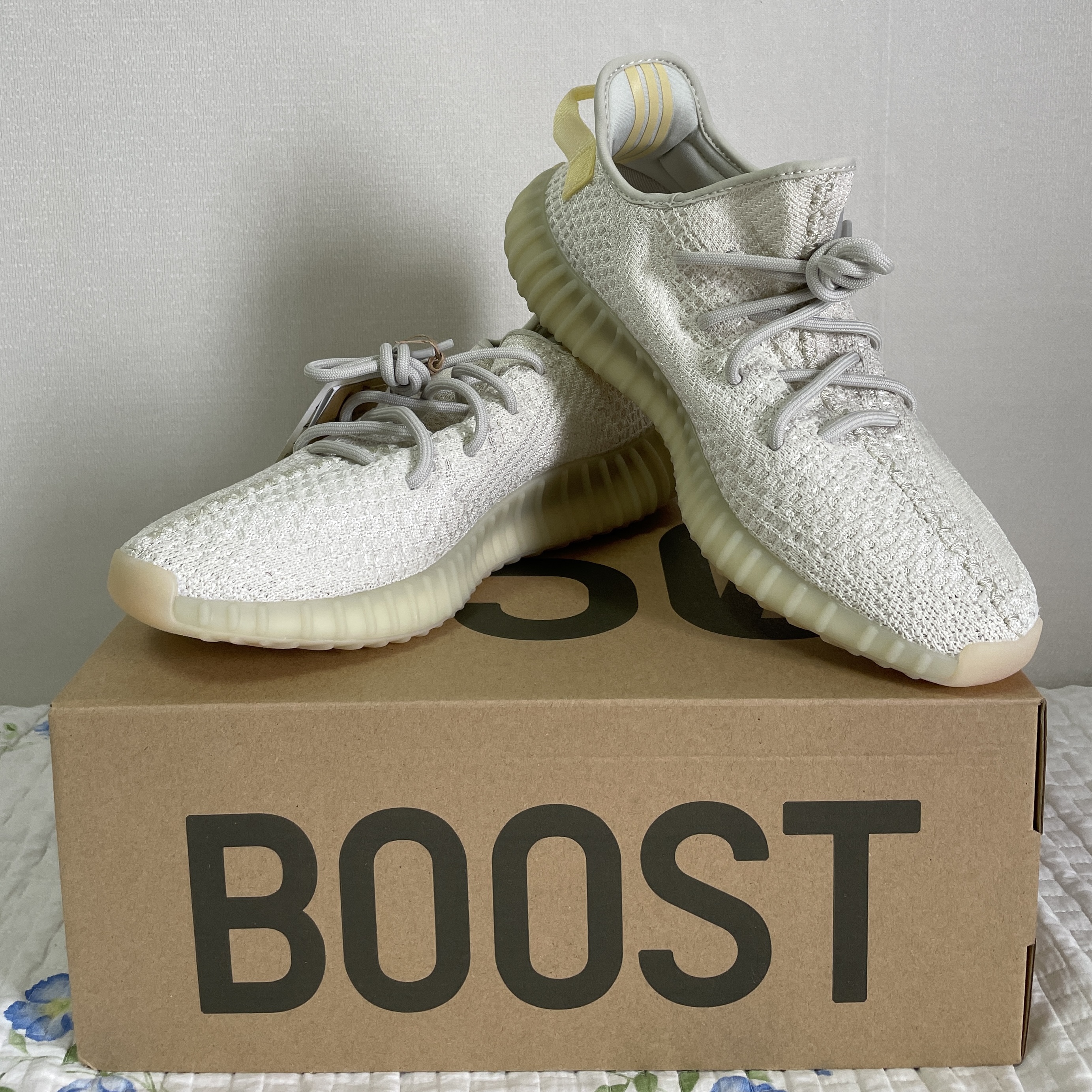 Adidas Yeezy Boost 350 V2 Light 착용 스타일