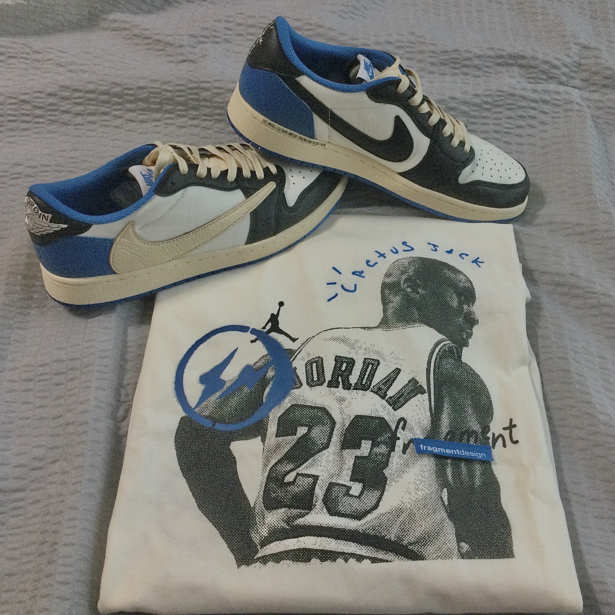 Jordan 1 x Travis Scott x Fragment Retro Low OG SP Military Blue, Jordan x Travis Scott x Fragment T-Shirt Sail (DJ0619-133) 착용 스타일