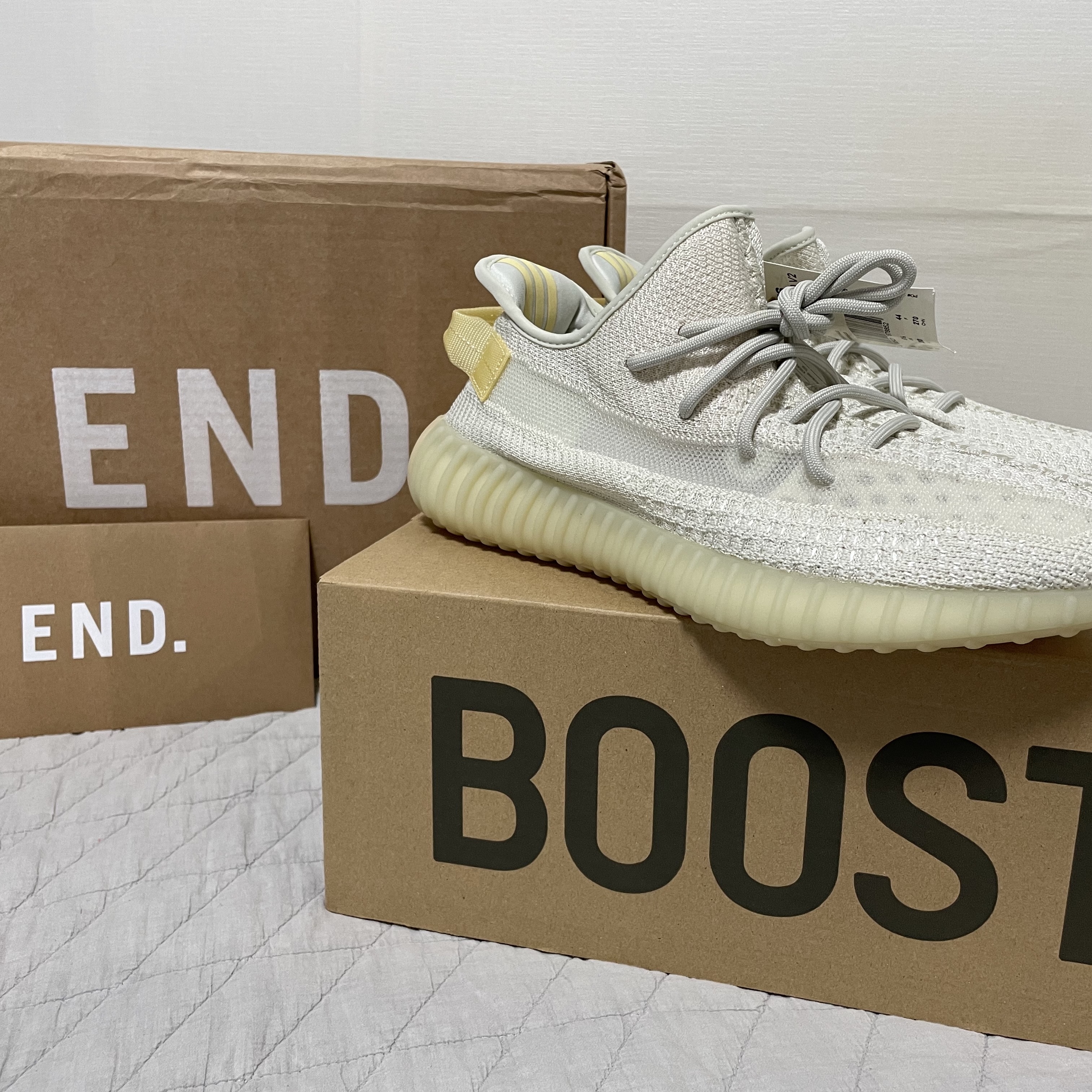 Adidas Yeezy Boost 350 V2 Light 착용 스타일