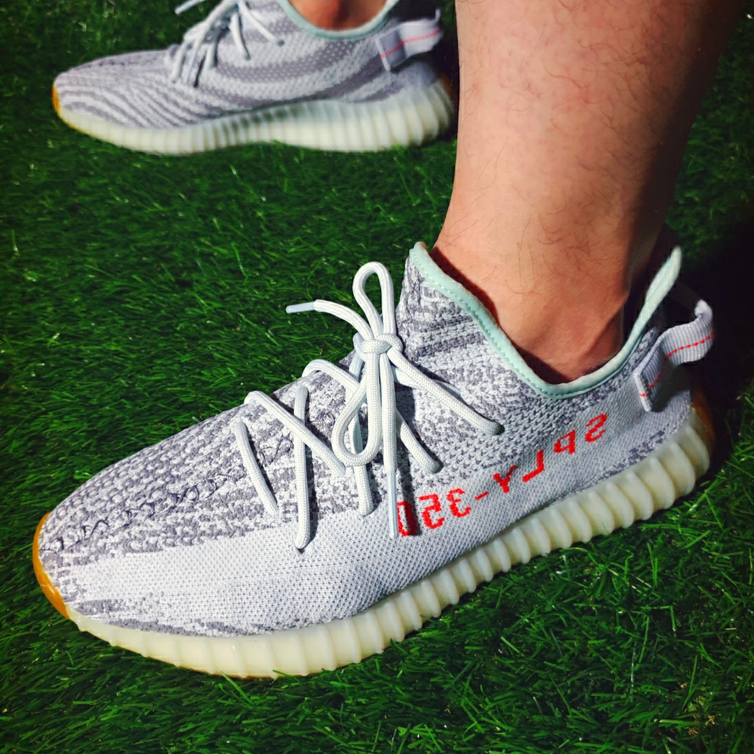 Adidas Yeezy Boost 350 V2 Blue Tint 2017 착용 스타일 - 4