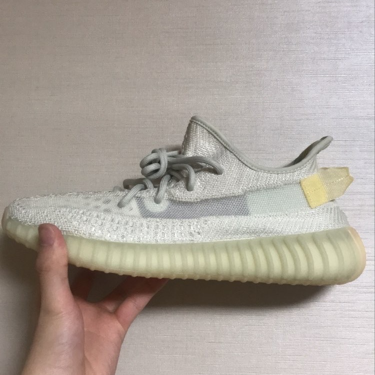 Adidas Yeezy Boost 350 V2 Light 착용 스타일