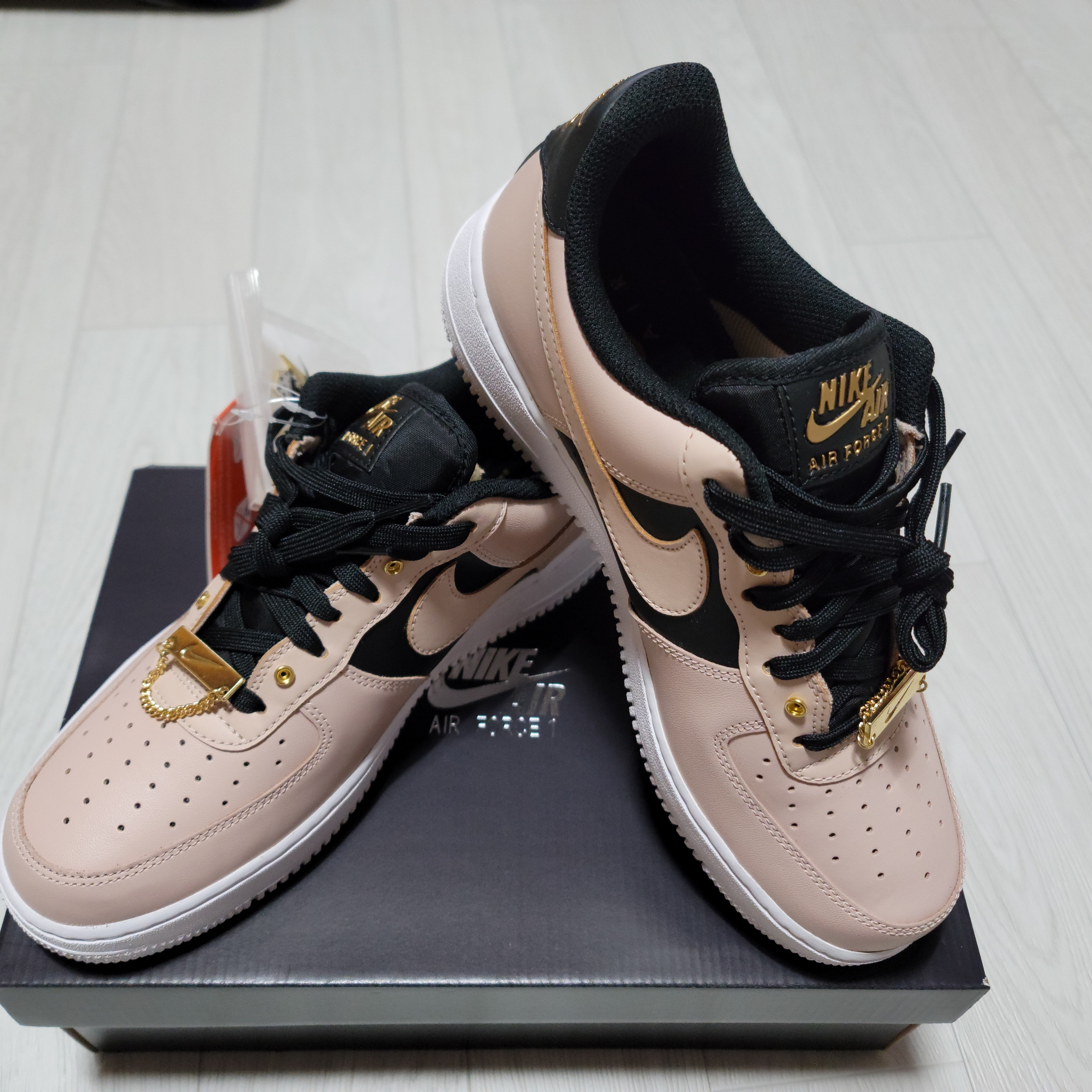 Nike Air Force 1 '07 PRM Touch Of Gold 착용 스타일 - 1