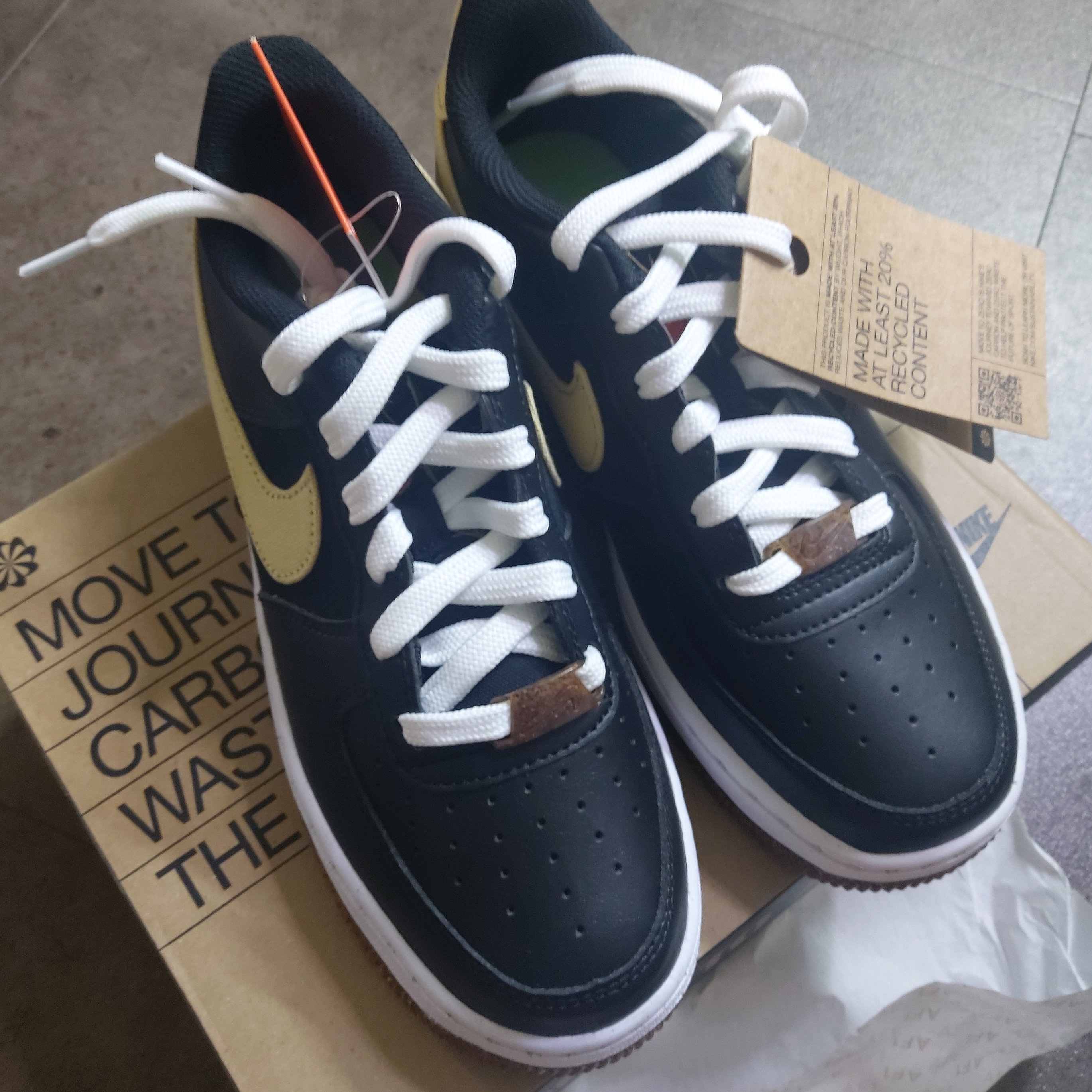 Nike Air Force 1 '07 LV8 Pomegranate 착용 스타일 - 1