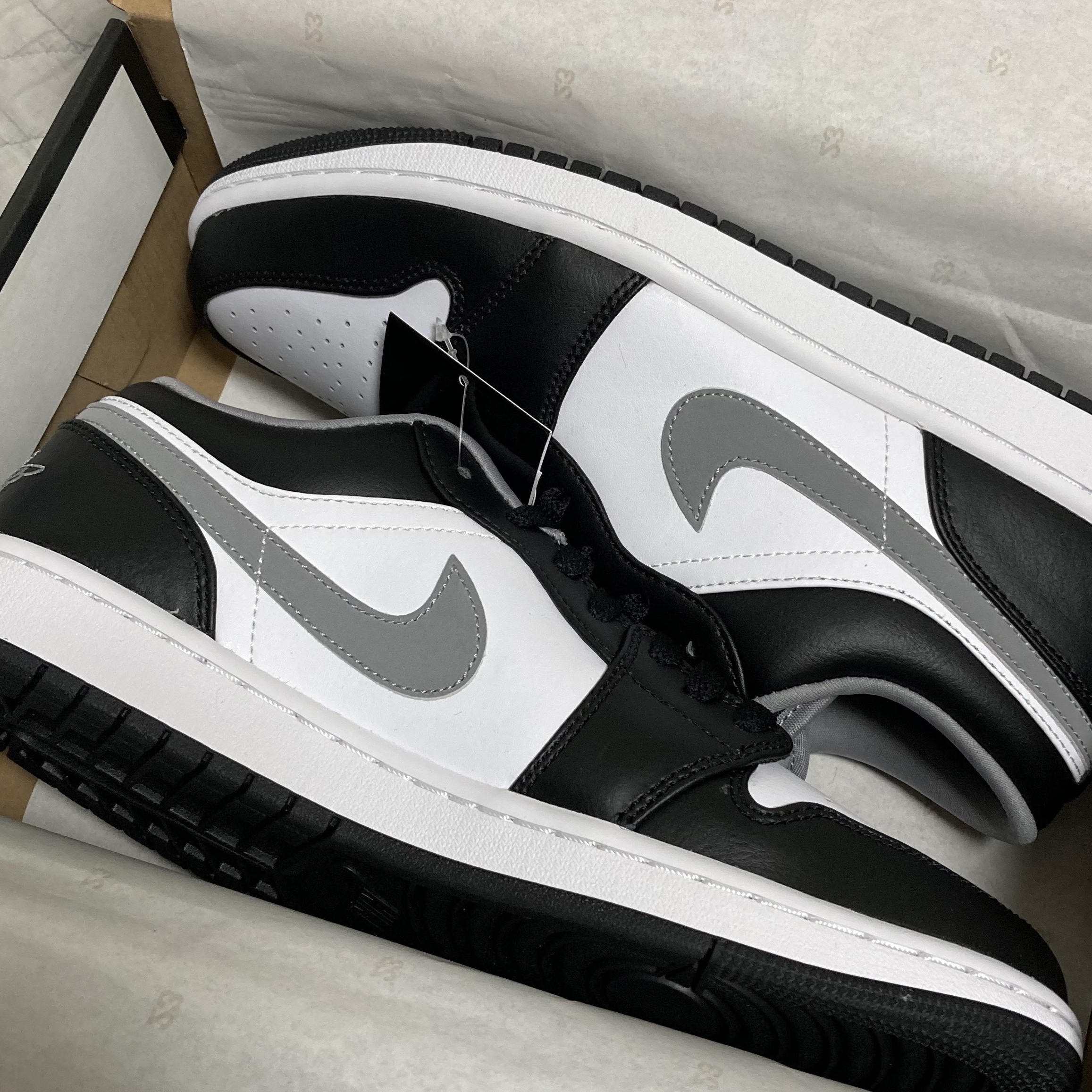 Jordan 1 Low Black Particle Grey 착용 스타일