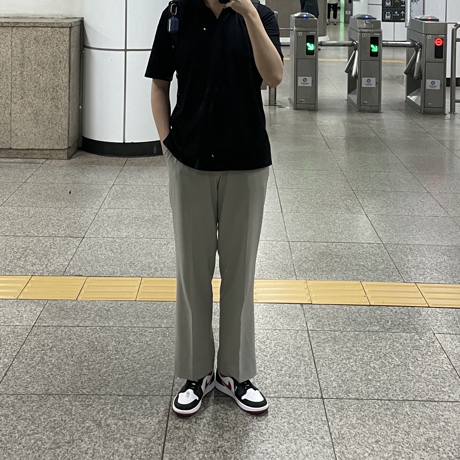Jordan 1 Mid Gym Red Black White 착용 스타일