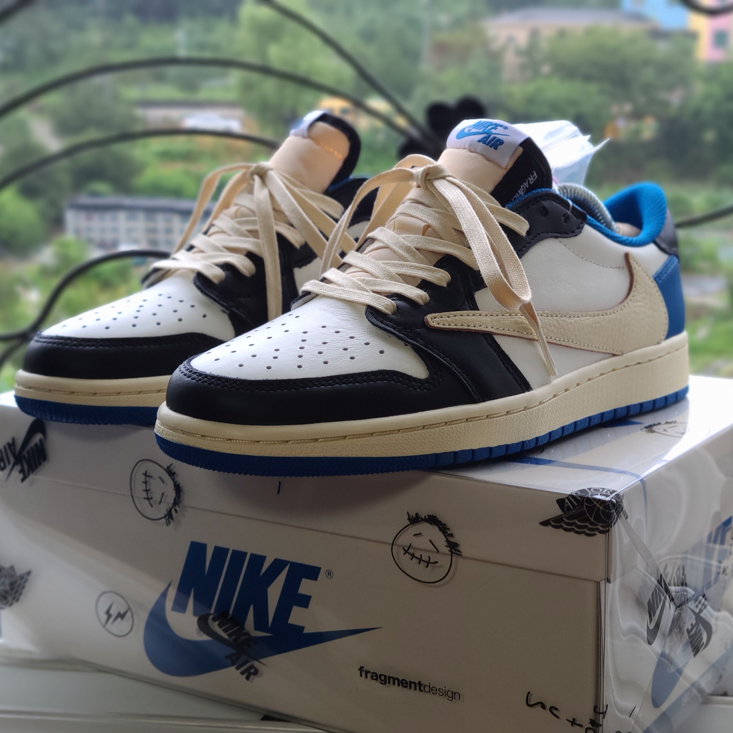 Jordan 1 x Travis Scott x Fragment Retro Low OG SP Military Blue, Nike x Peaceminusone Air Force 1 Low Para-Noise 2.0 착용 스타일 - 3