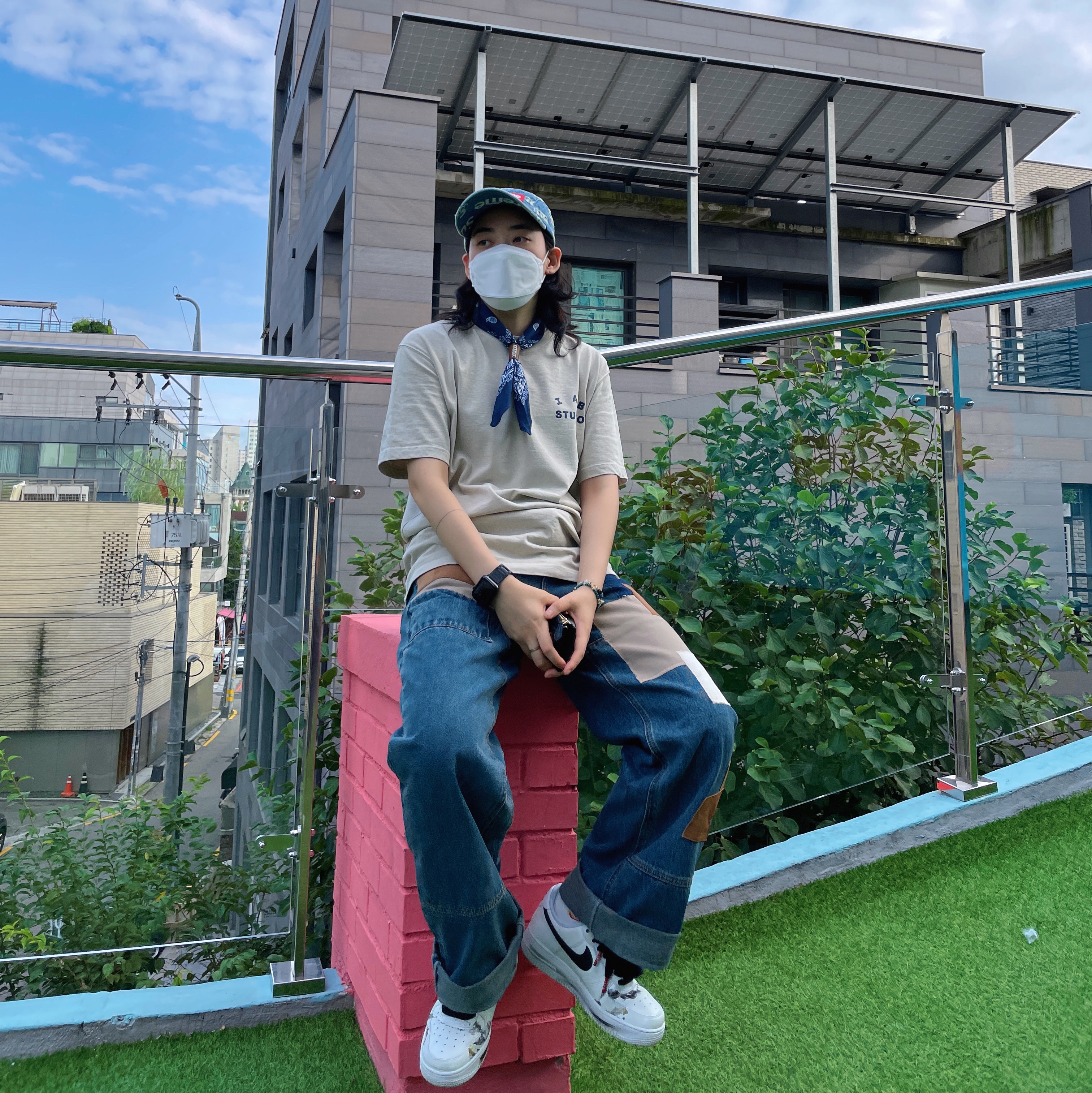 Supreme Frayed Logos Denim Camp Cap Blue - 21SS, IAB Studio Pigment T-Shirt Oatmeal 착용 스타일