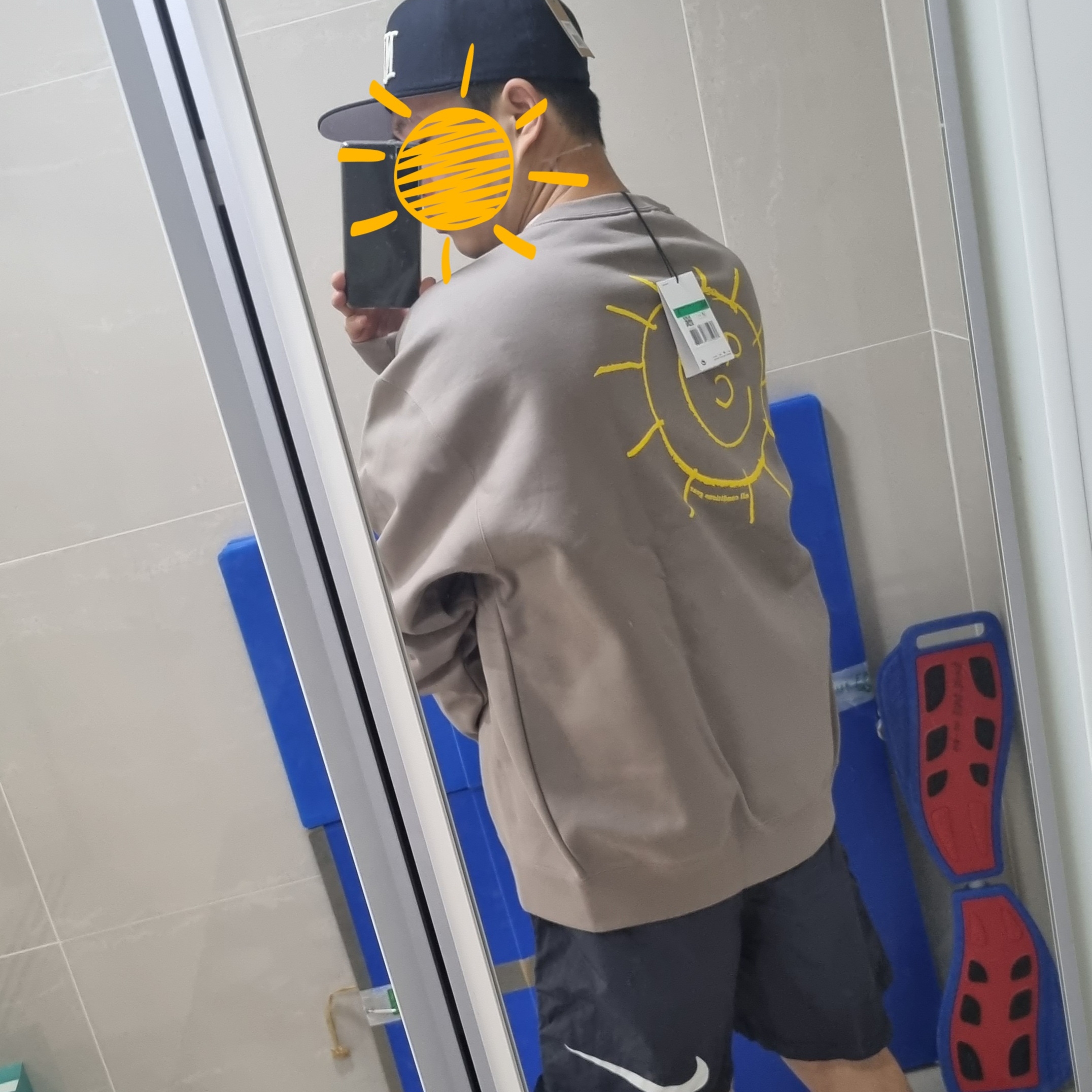 Nike ACG Sunshine Graphic Fleece Crew Moon Fossil, Nike x Stussy Water Shorts Off Noir 착용 스타일 - 2