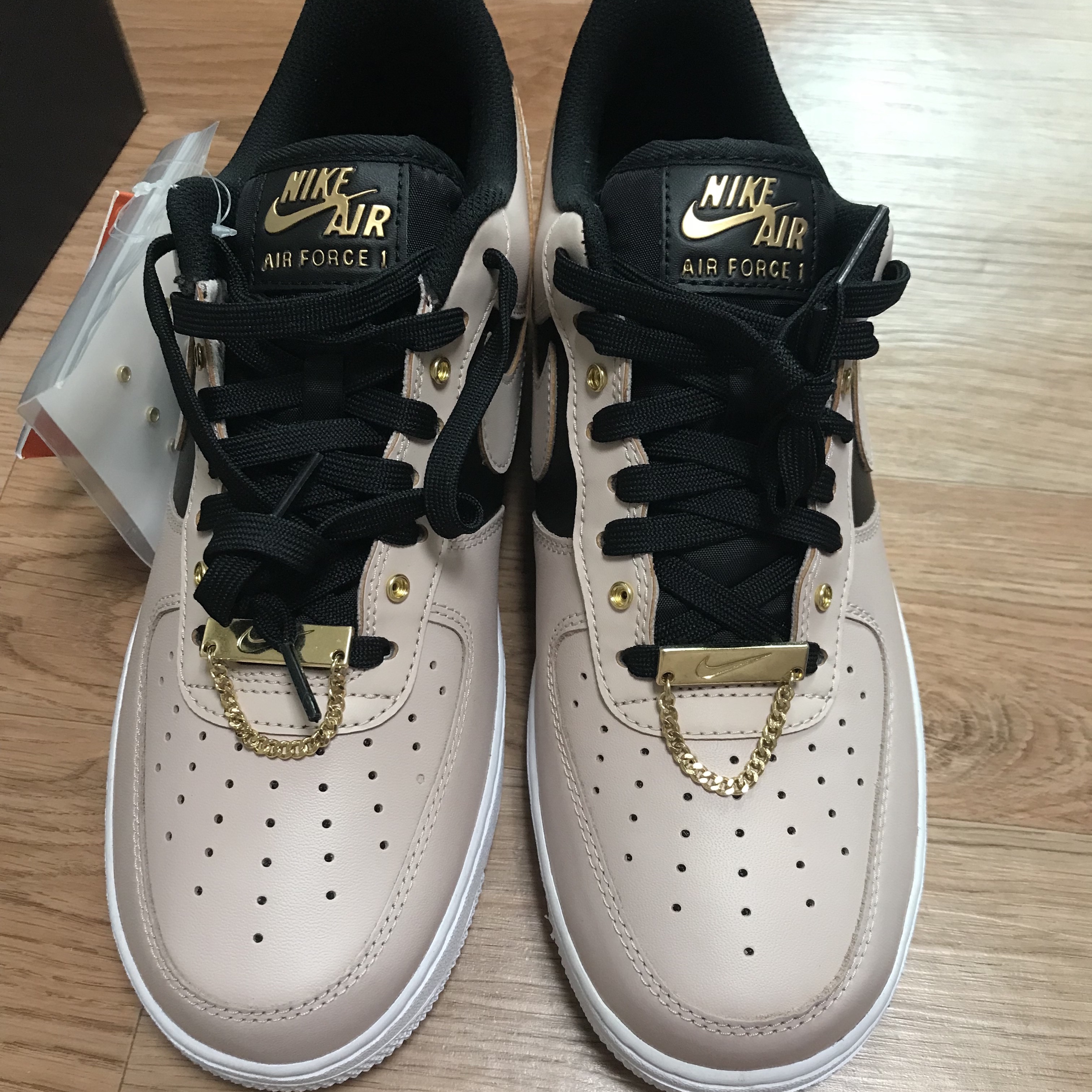 Nike Air Force 1 '07 PRM Touch Of Gold 착용 스타일 - 1
