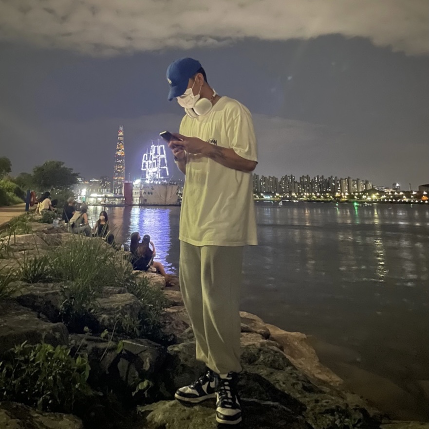 Stussy Stock DSM Los Angeles T-Shirt White, Nike x Ambush Dunk High Deep Royal Blue 착용 스타일 - 2