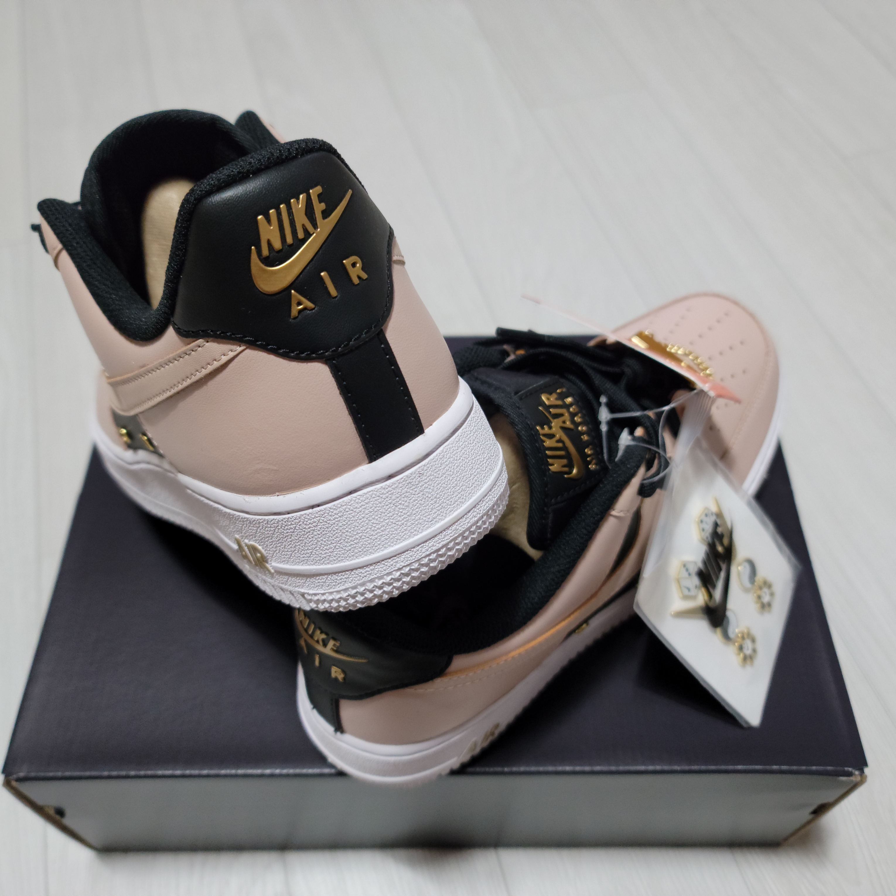 Nike Air Force 1 '07 PRM Touch Of Gold 착용 스타일 - 3