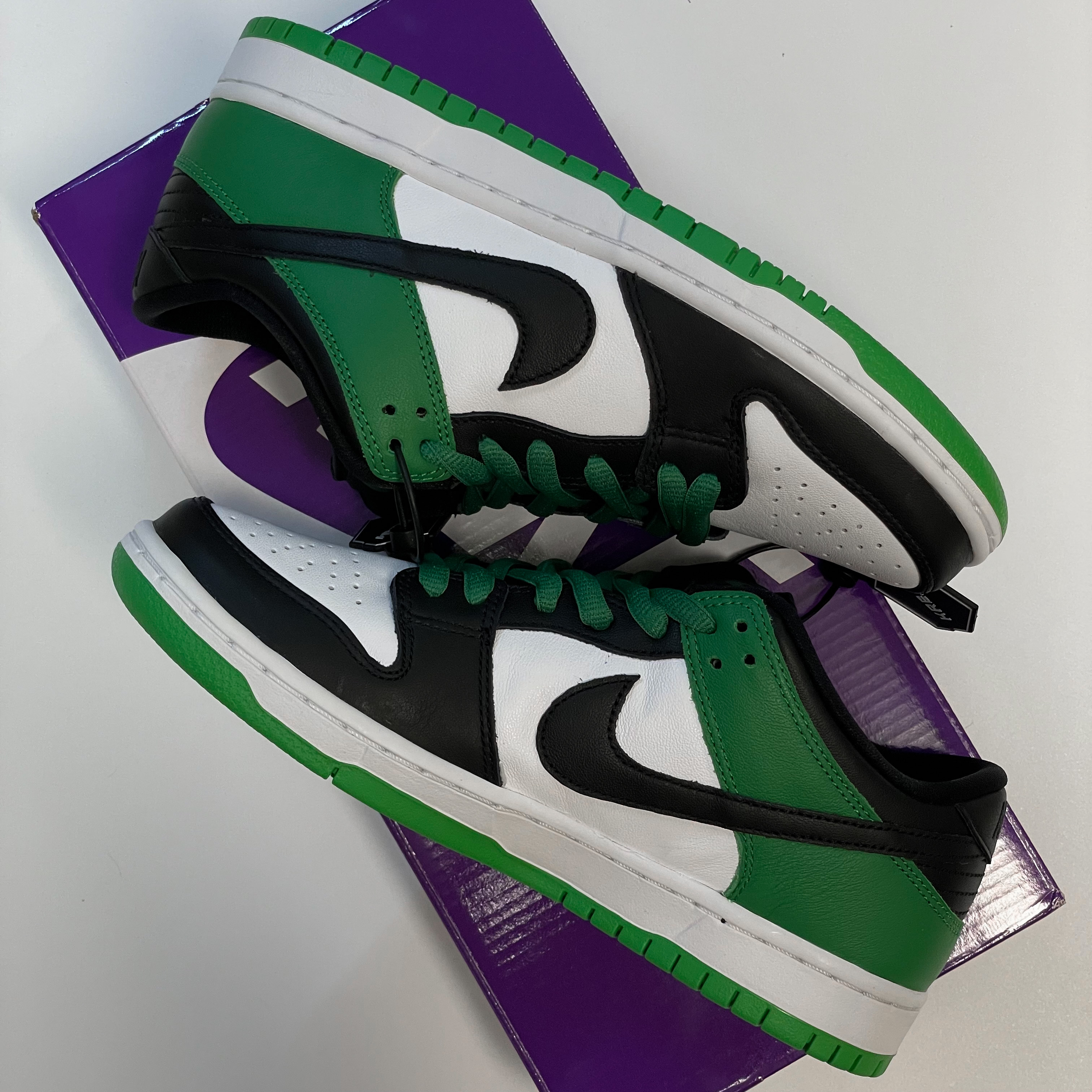 Nike SB Dunk Low Pro Black and Classic Green 착용 스타일