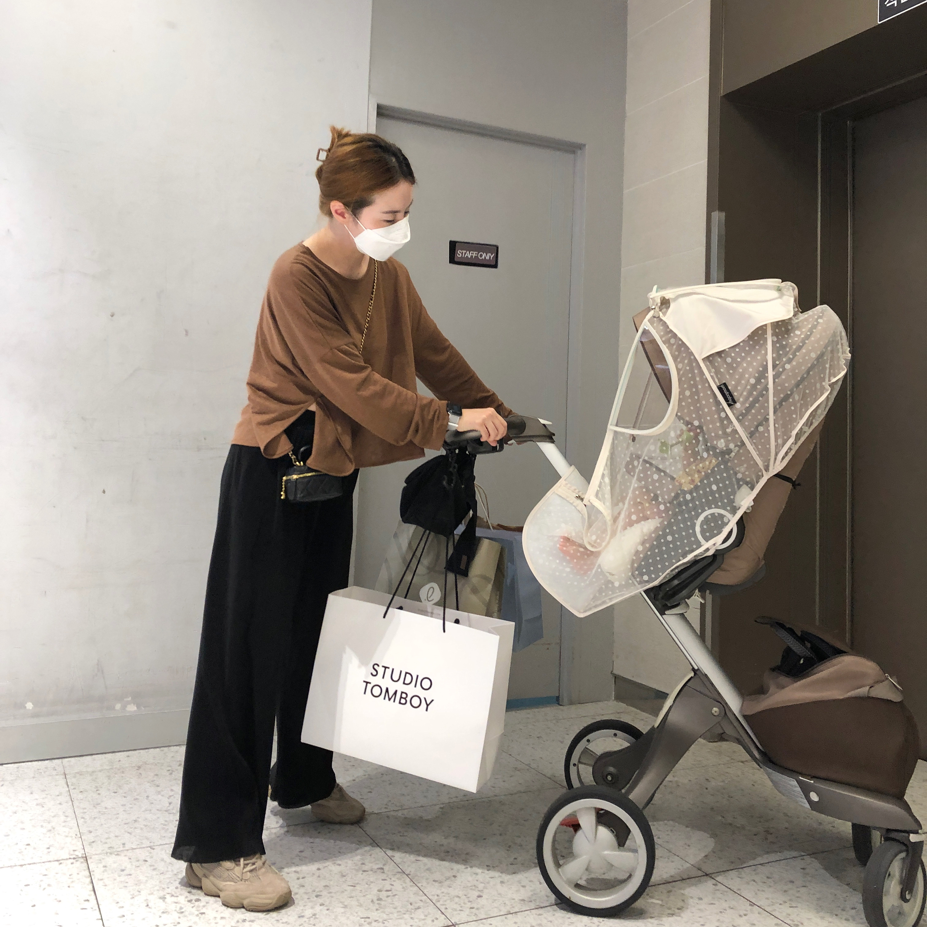 Adidas Yeezy 500 Taupe Light 착용 스타일