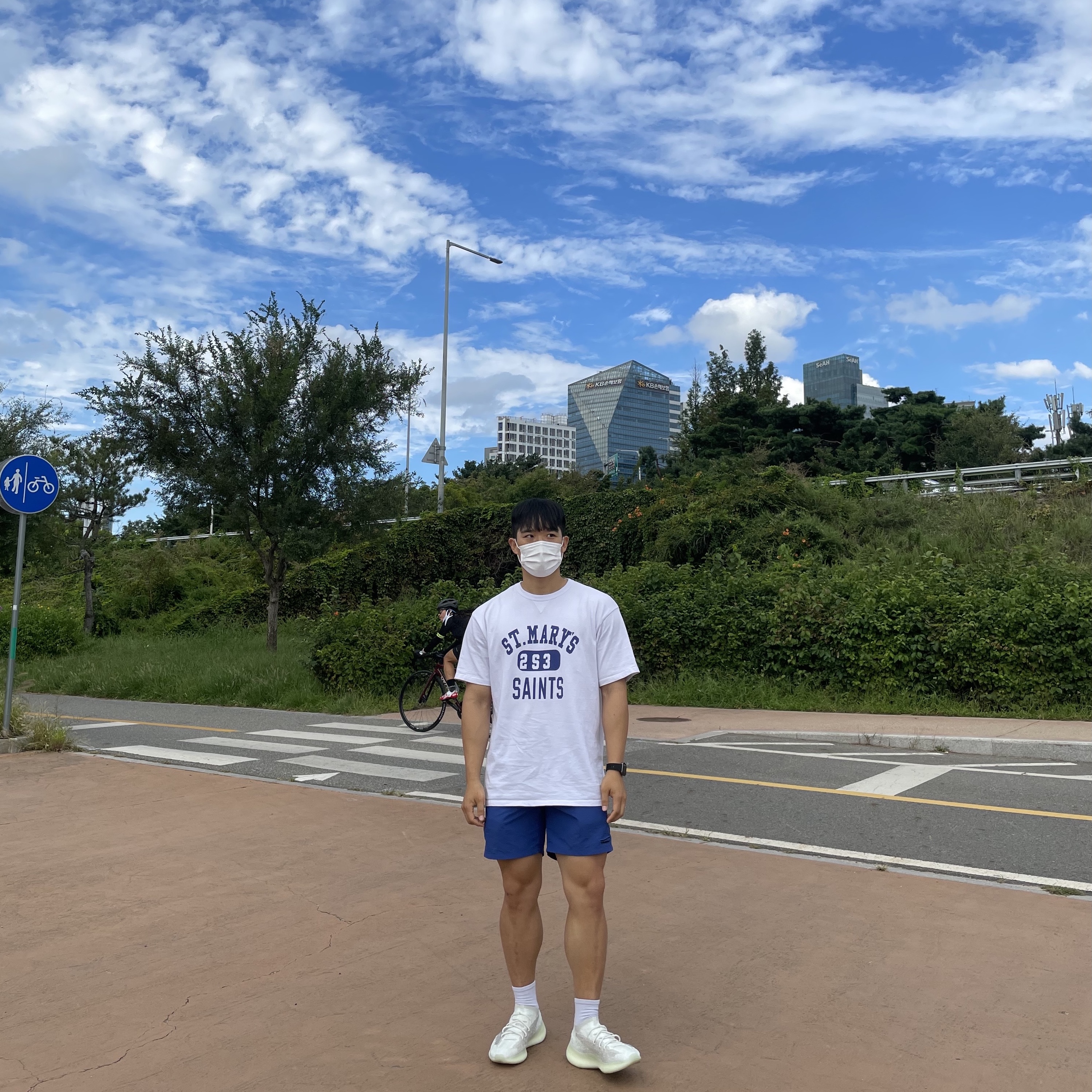 Adidas Yeezy Boost 380 Calcite Glow 착용 스타일