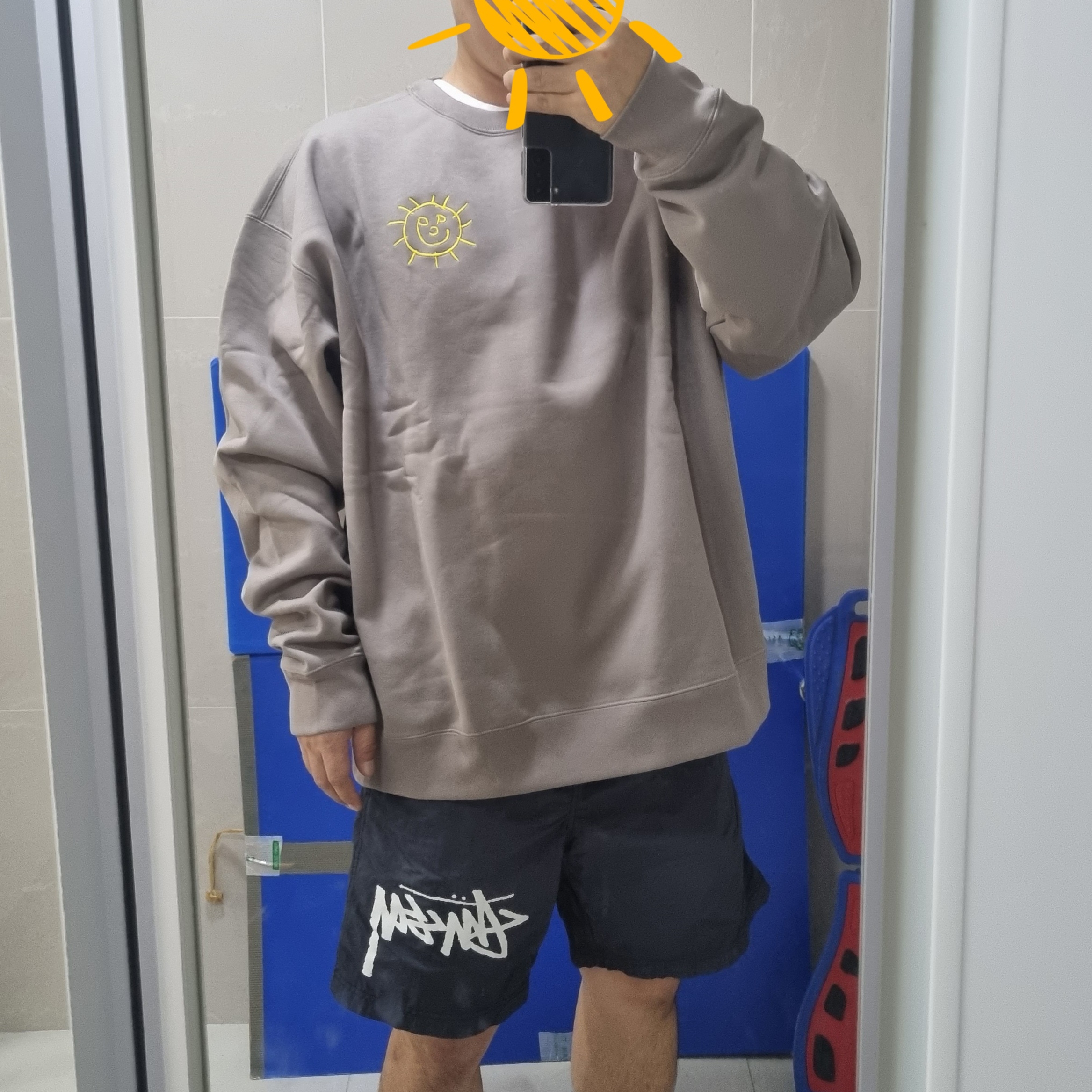 Nike ACG Sunshine Graphic Fleece Crew Moon Fossil, Nike x Stussy Water Shorts Off Noir 착용 스타일 - 1