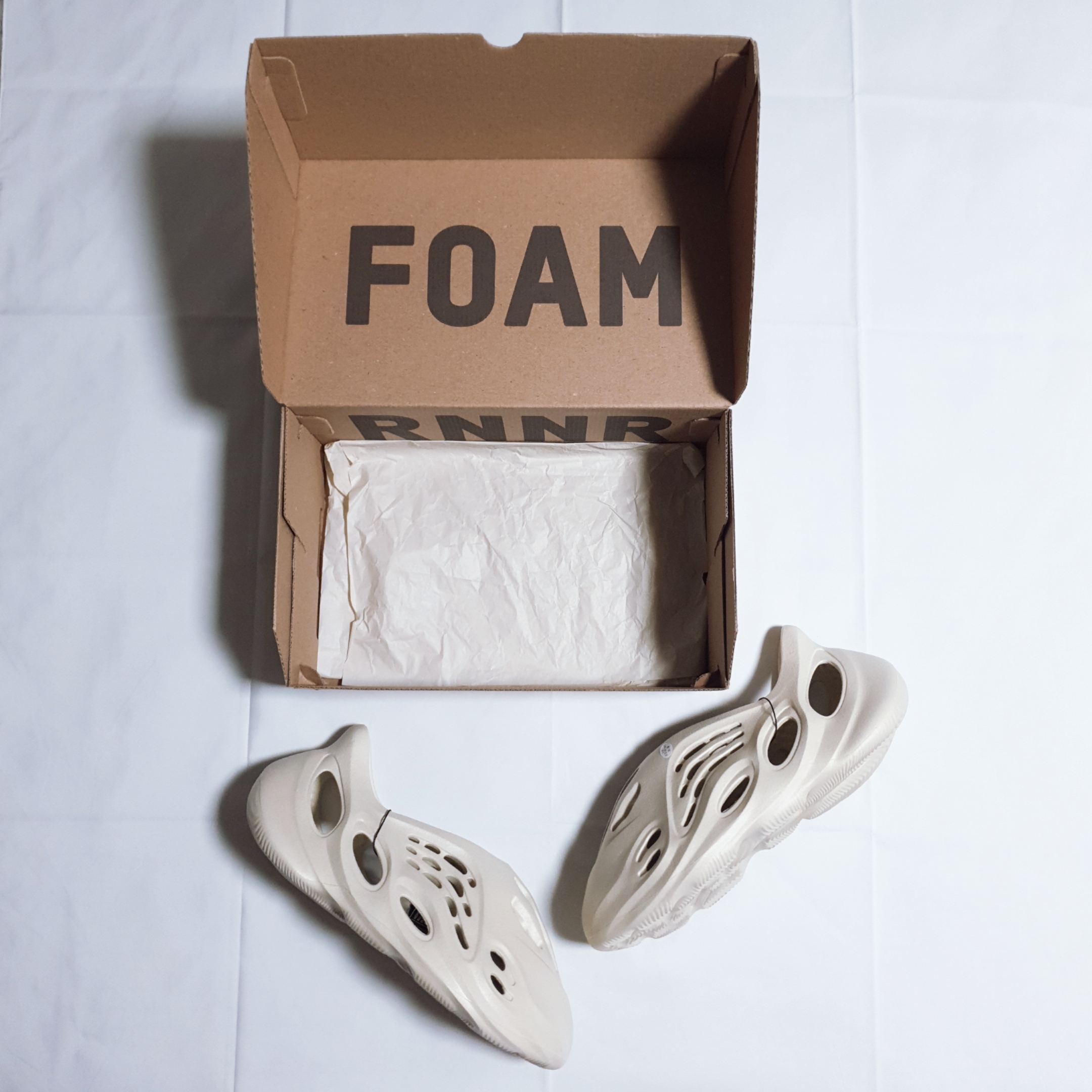 Adidas Yeezy Foam RNNR Sand 착용 스타일 - 4