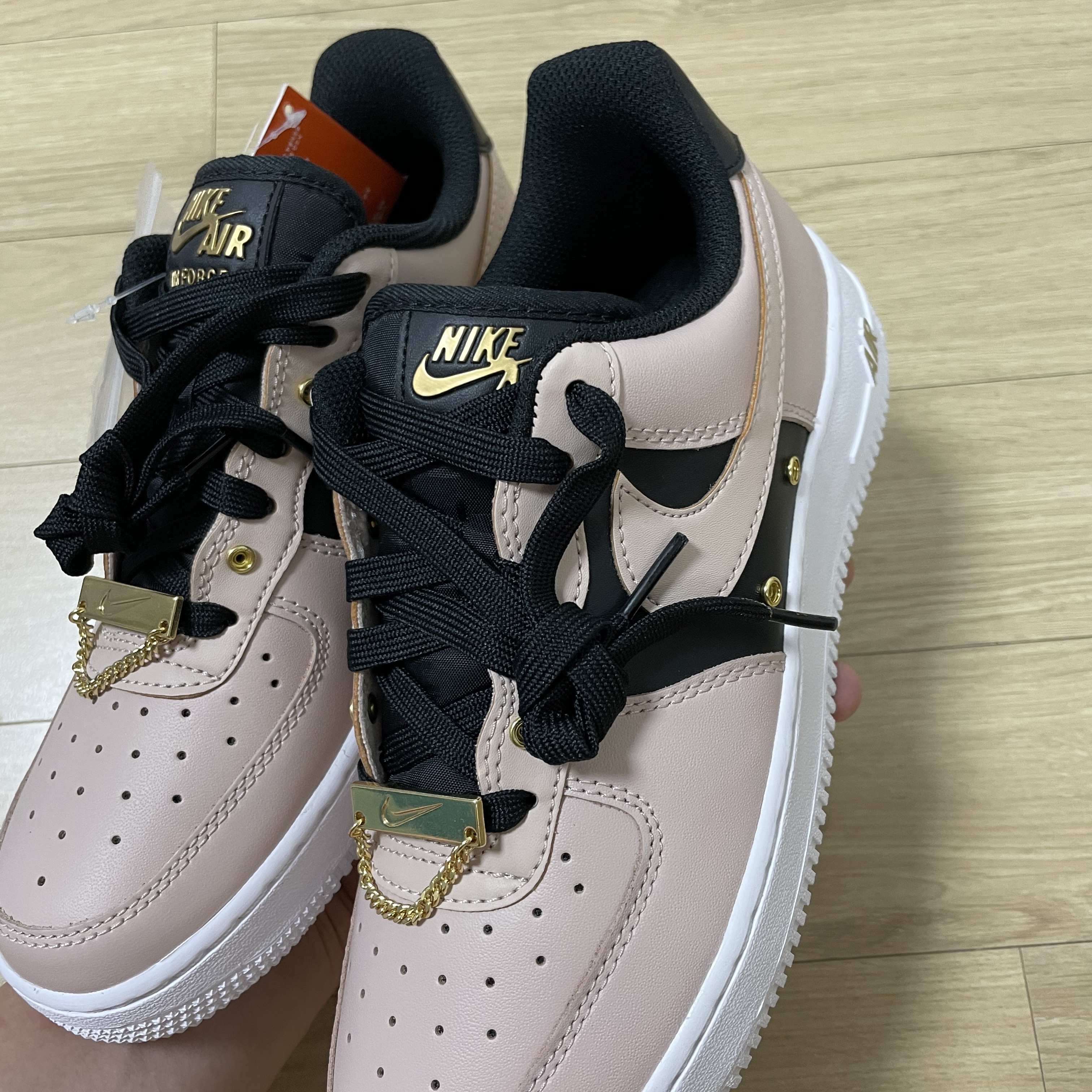 Nike Air Force 1 '07 PRM Touch Of Gold 착용 스타일 - 3
