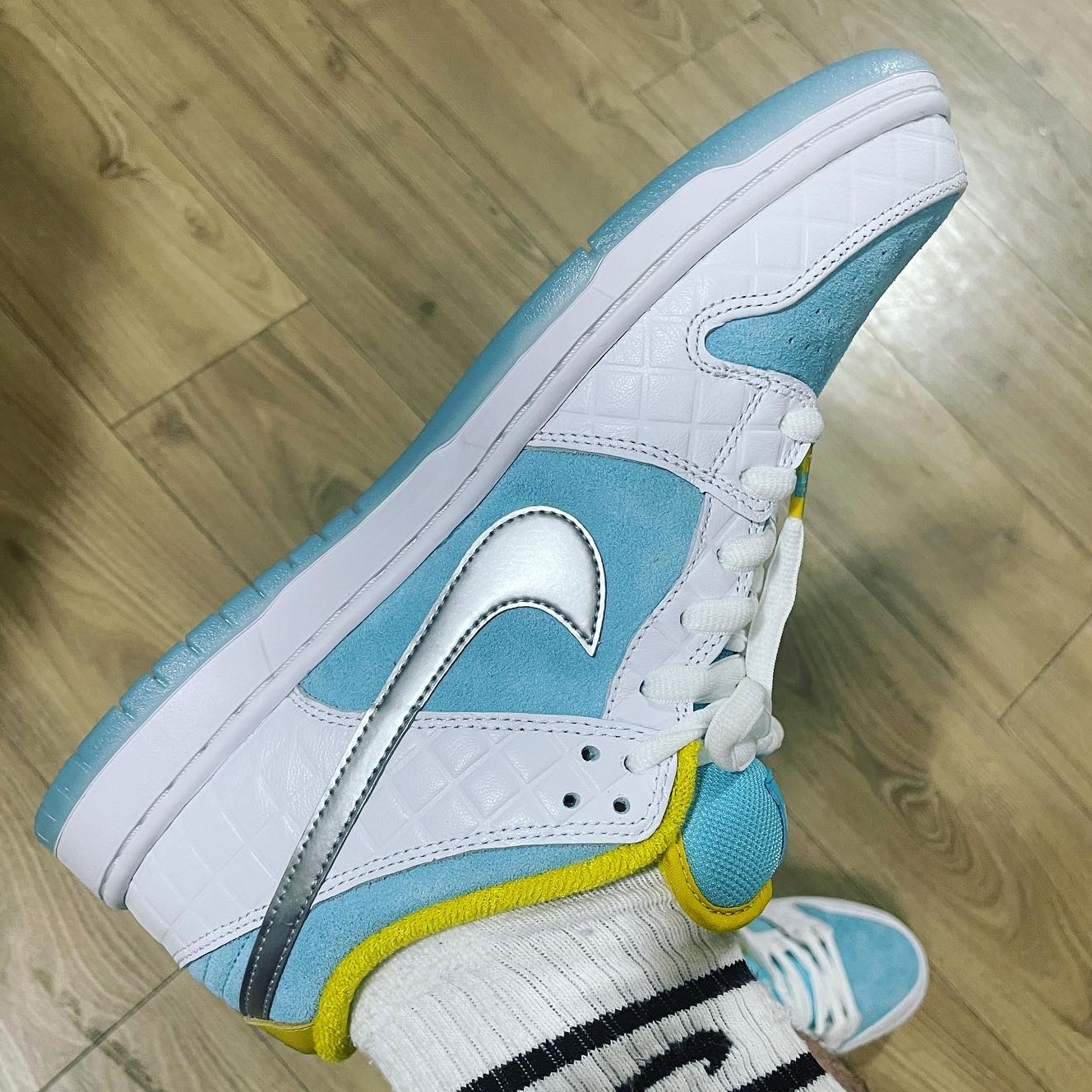 Nike x FTC SB Dunk Low Pro QS Lagoon Pulse 착용 스타일 - 2