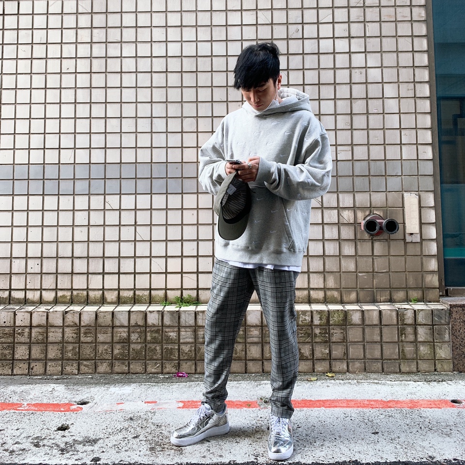 (W) Nike Air Force 1 Low Metallic Chrome, Nike NRG Swoosh Logo Hoodie Grey Heather 착용 스타일