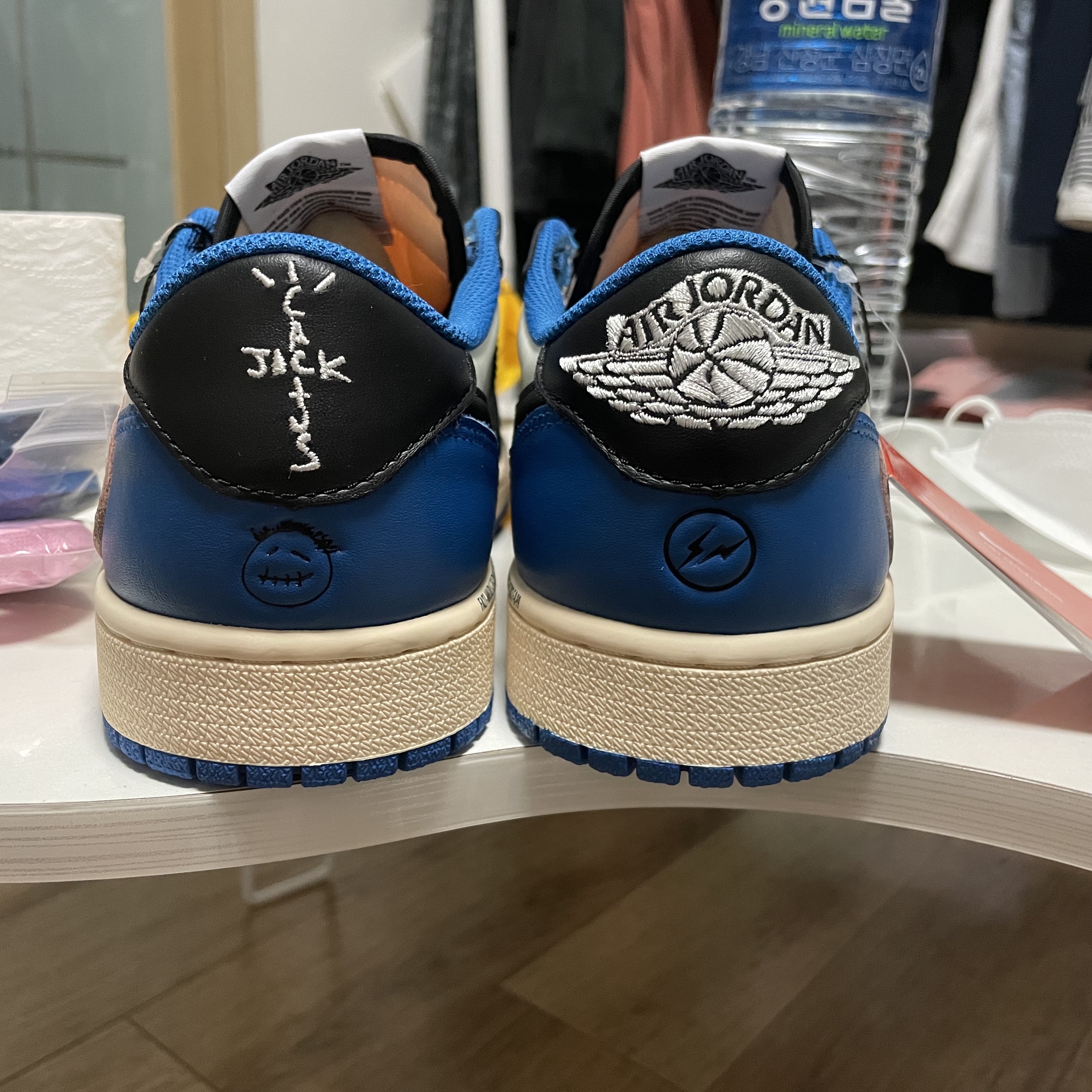 Jordan 1 x Travis Scott x Fragment Retro Low OG SP Military Blue 착용 스타일 - 3