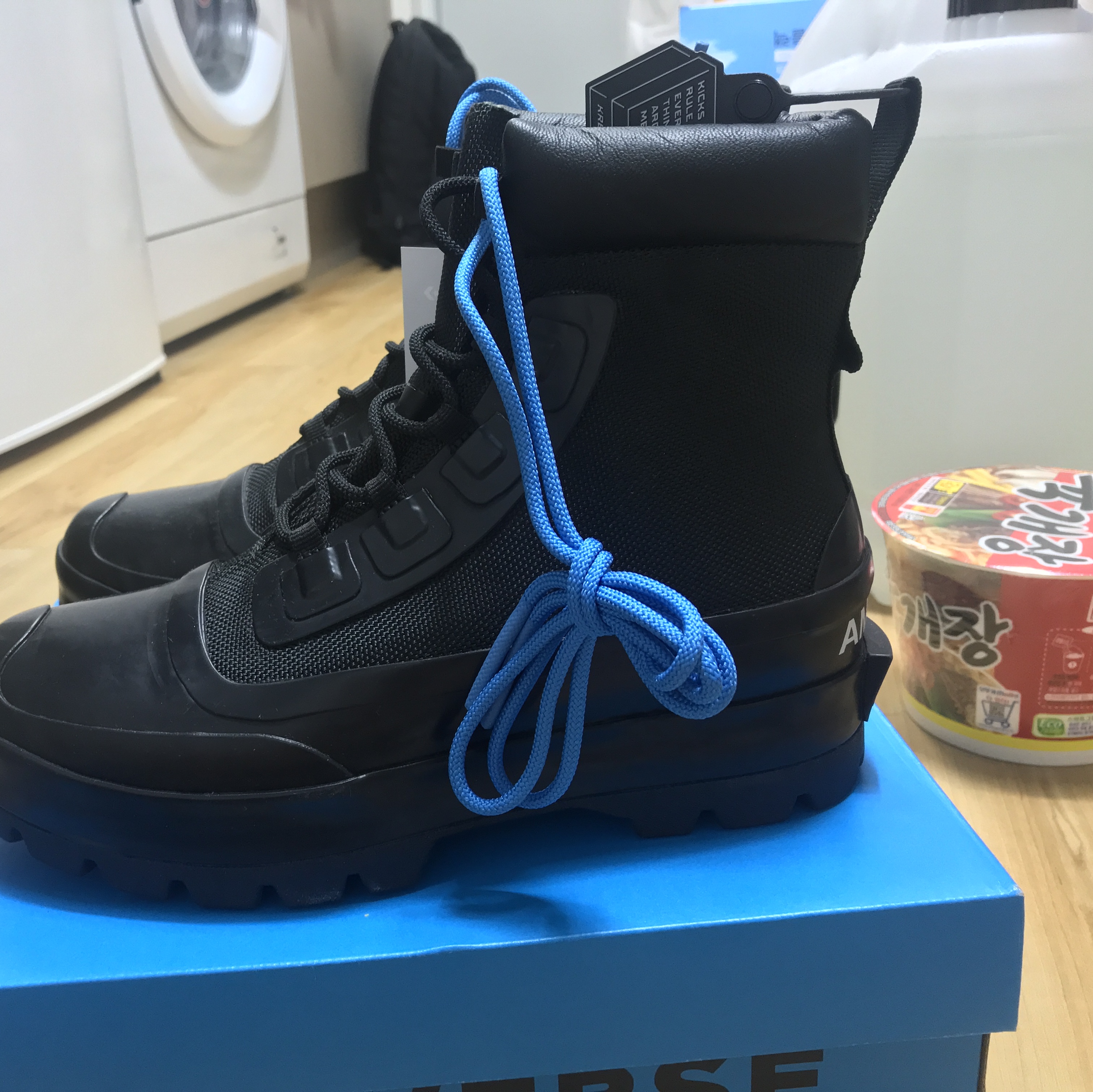 Converse x Ambush Chuck Taylor All Star Duck Boot Black 착용 스타일 - 5